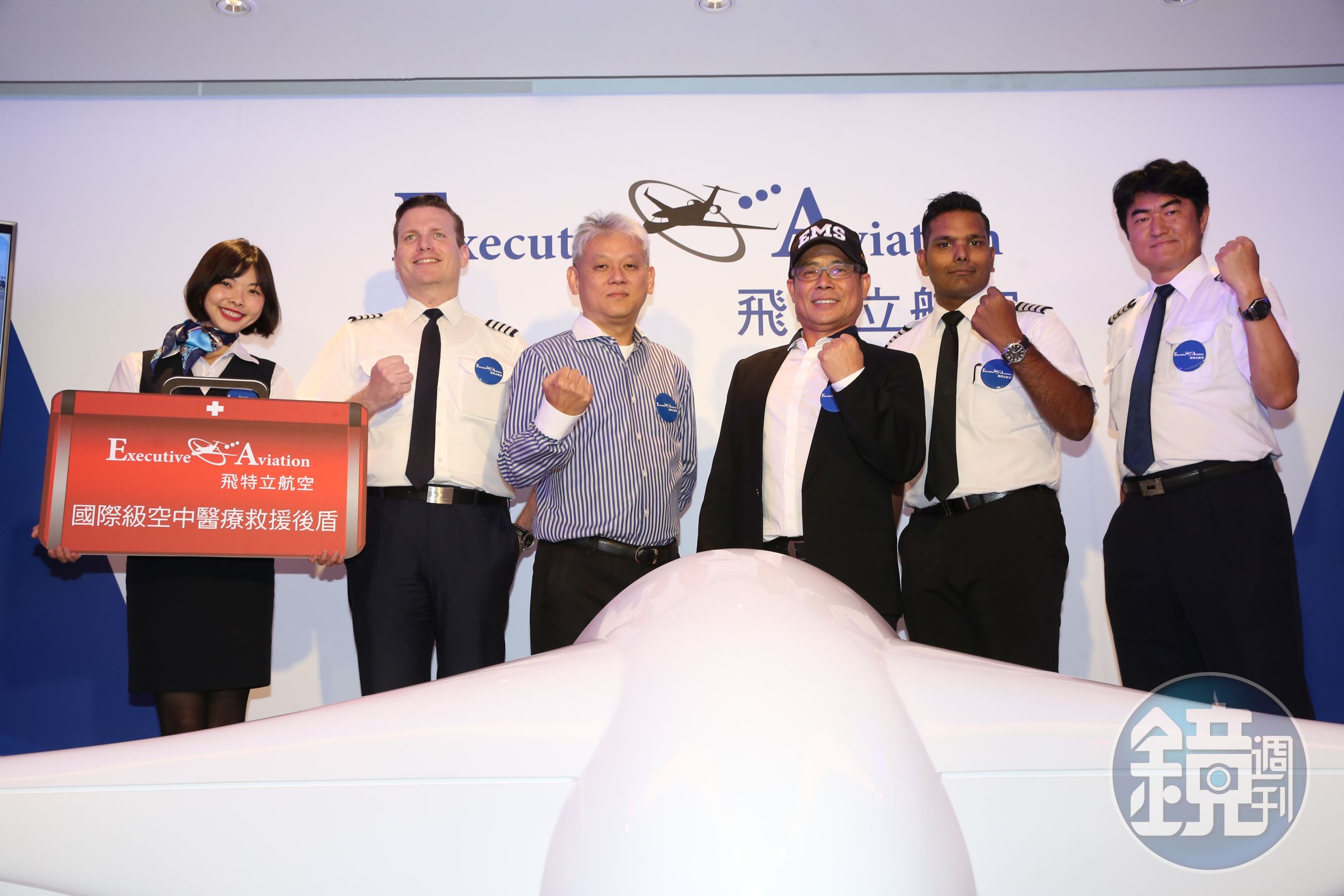 飛特立航空團隊平均飛行時數皆超過5,000小時，董事長楊宿智（右3）本身也是飛行教官，擁有8張飛行證照。