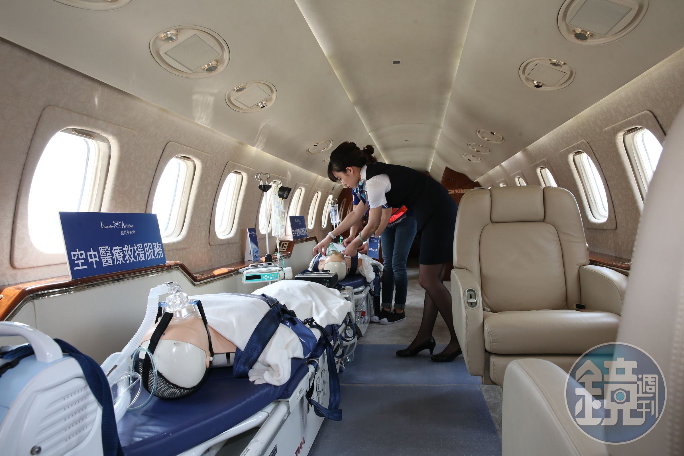 新購入改裝的Legacy 600是全台首架遠程雙擔架醫療專機。