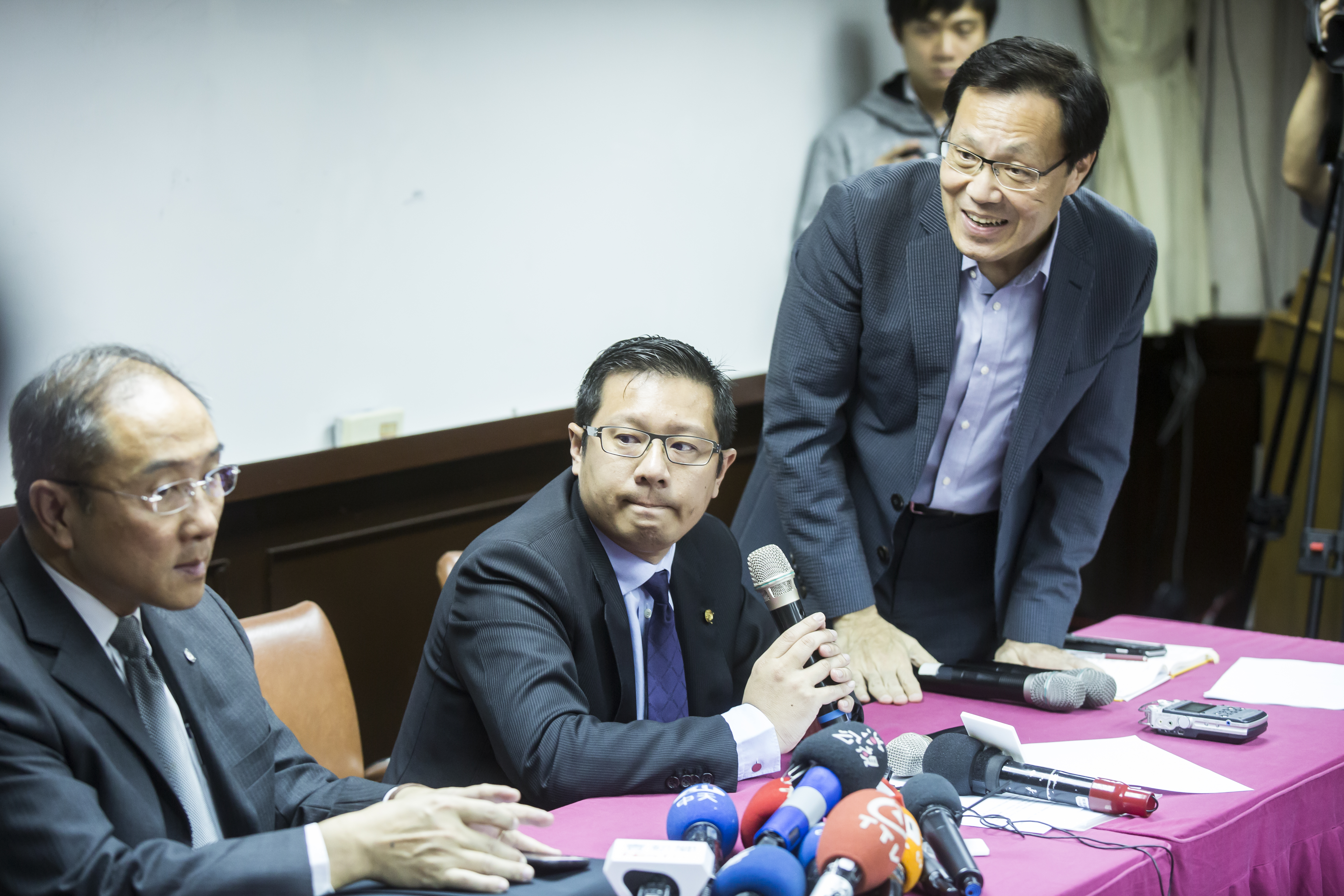 復興航空因2起空難財務狀況惡化,林明昇 (左2)只好宣布解散公司。