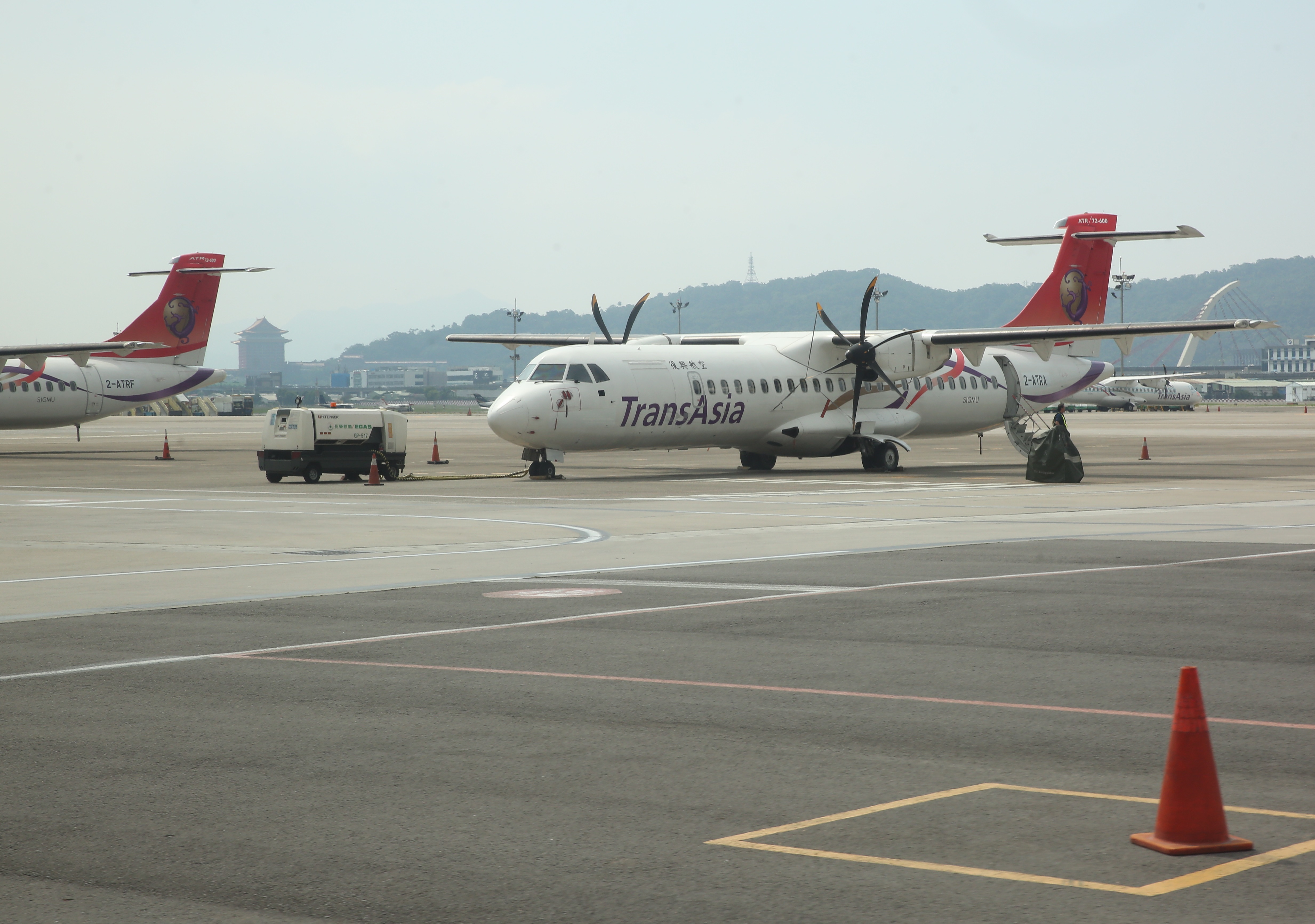 本刊直擊，興航ATR型飛機昨日 （17日）在松山機場整理充電，據悉已賣給國外租賃公司，近日將飛往法國。