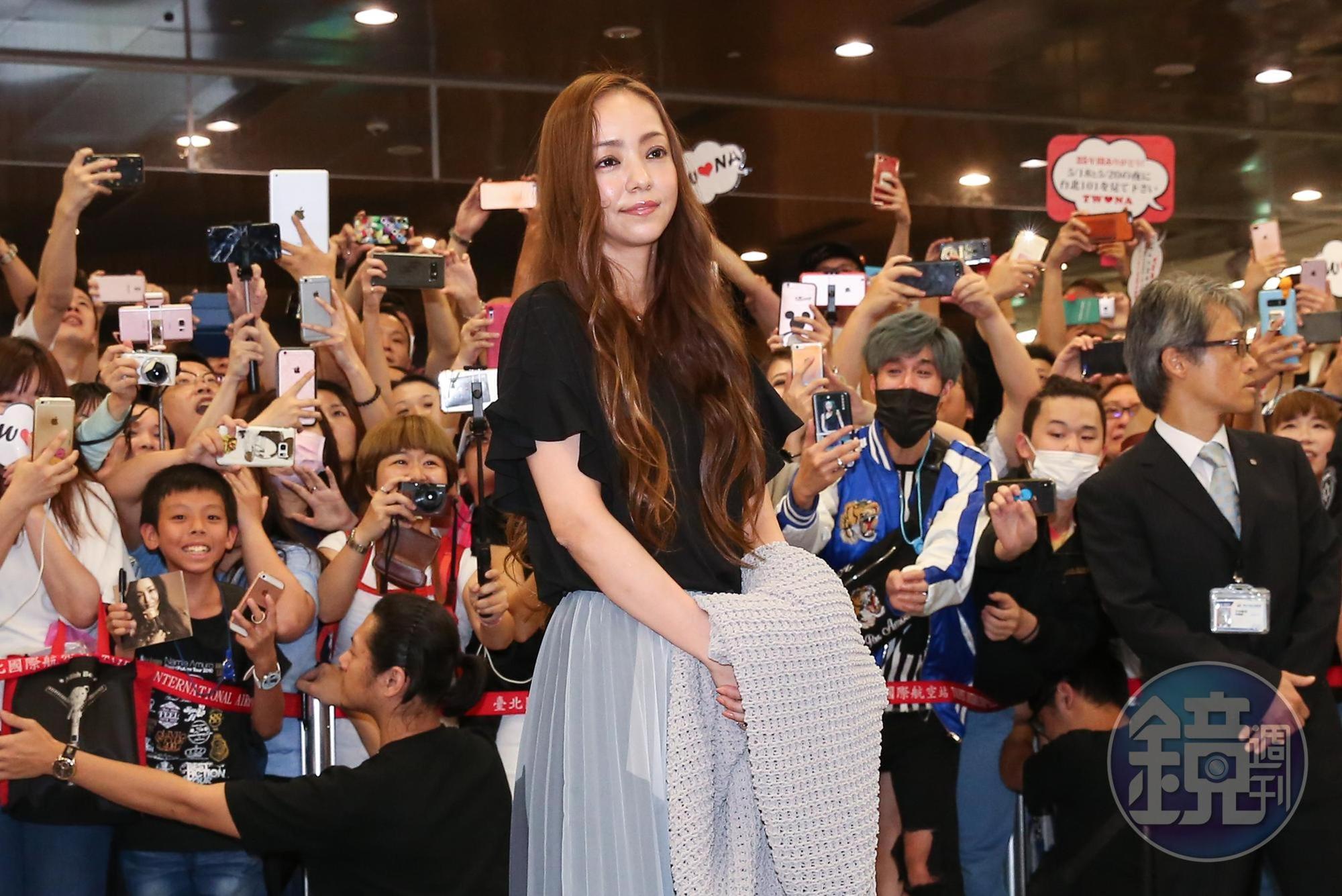 安室奈美惠為19、20日的台北演唱會提早來台，親切接受台灣媒體拍照。
