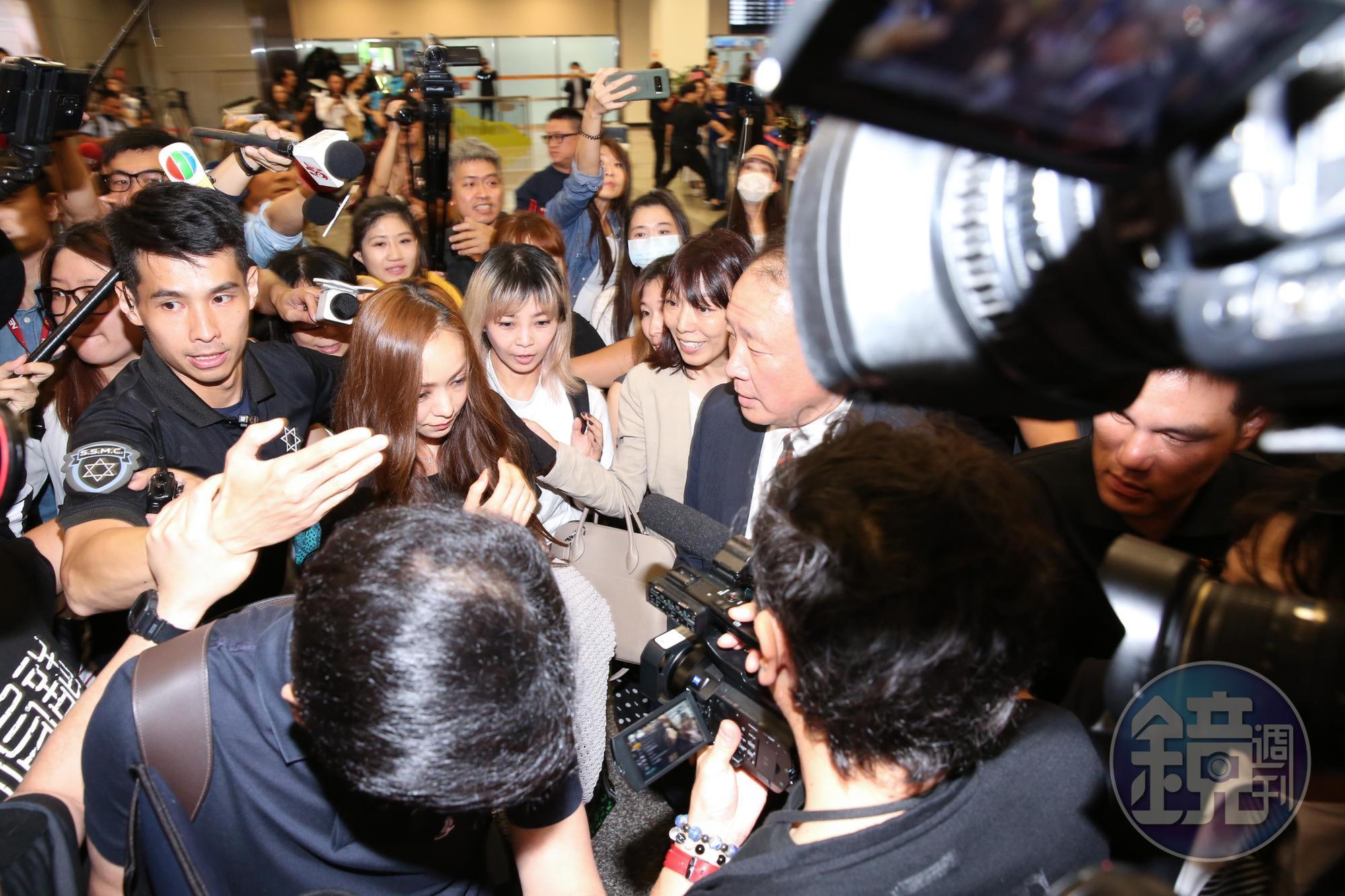 步出機場時，媒體與粉絲將安室奈美惠緊緊包圍，她在保全保護下好不容易才上了褓母車。