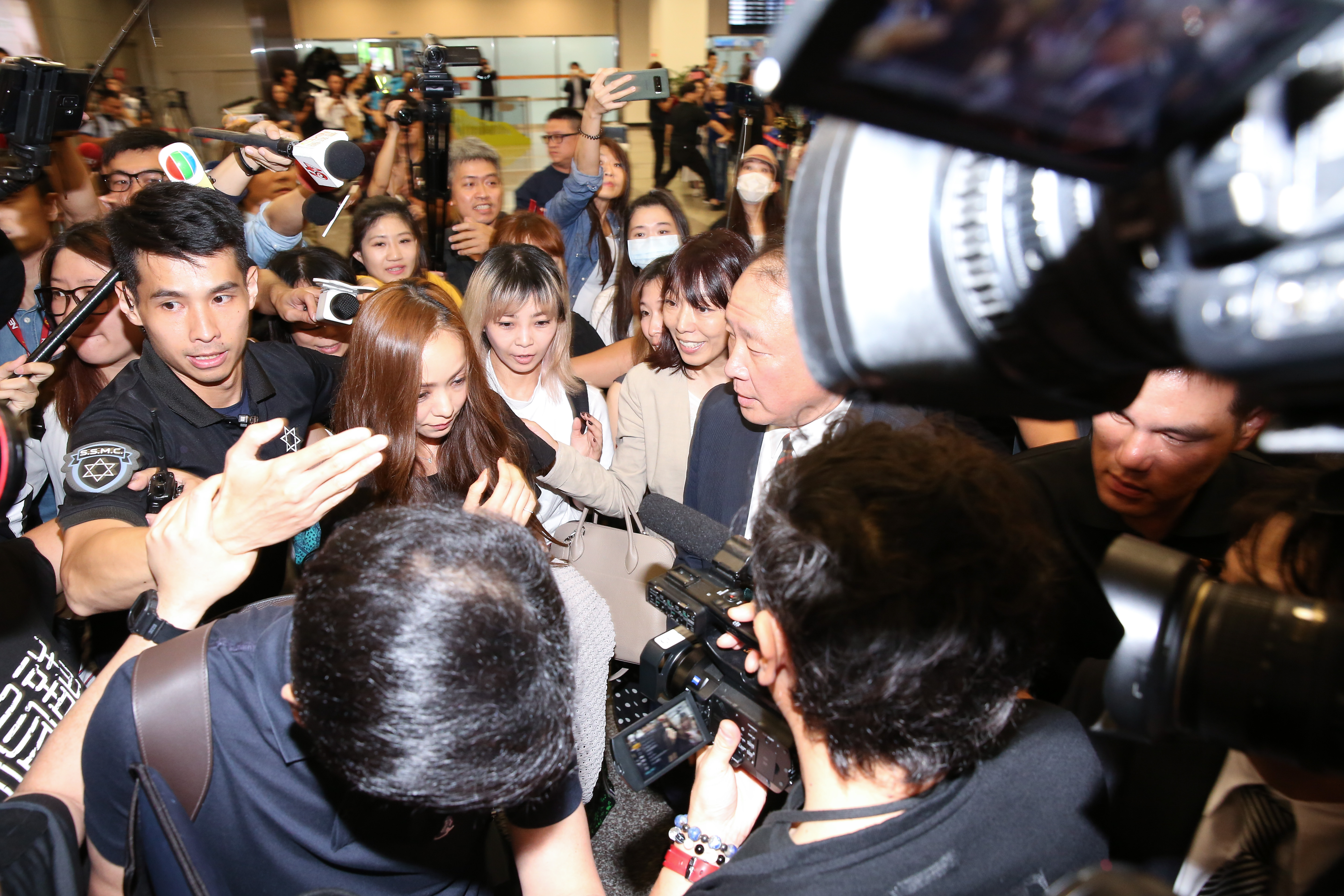 步出機場時,媒體與粉絲將安室奈美惠緊緊包圍,她在保全保護下好不容易才上了褓母車。