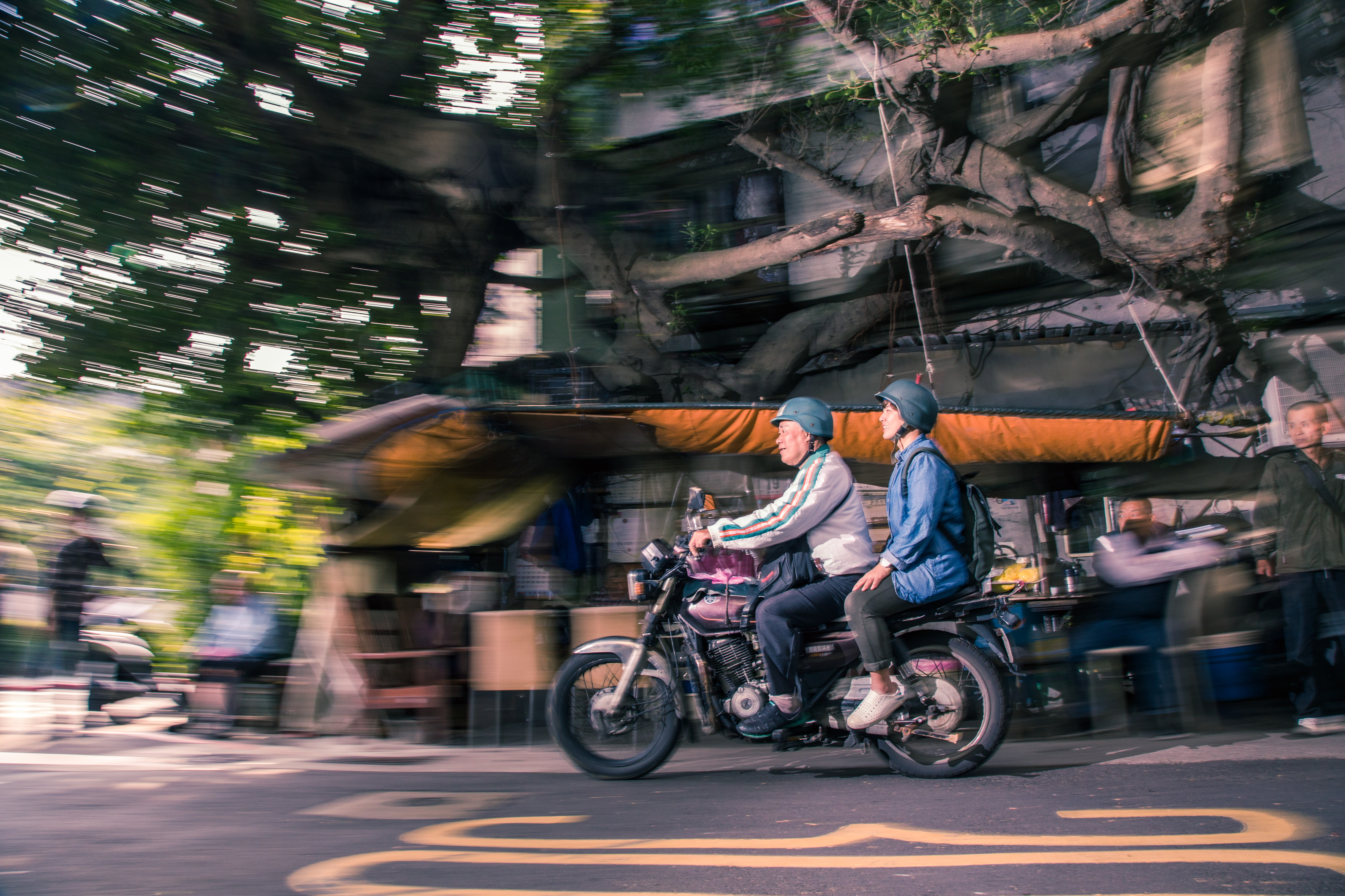 「0077機車服務」沒有招牌和店面，就在一棵大樹下。