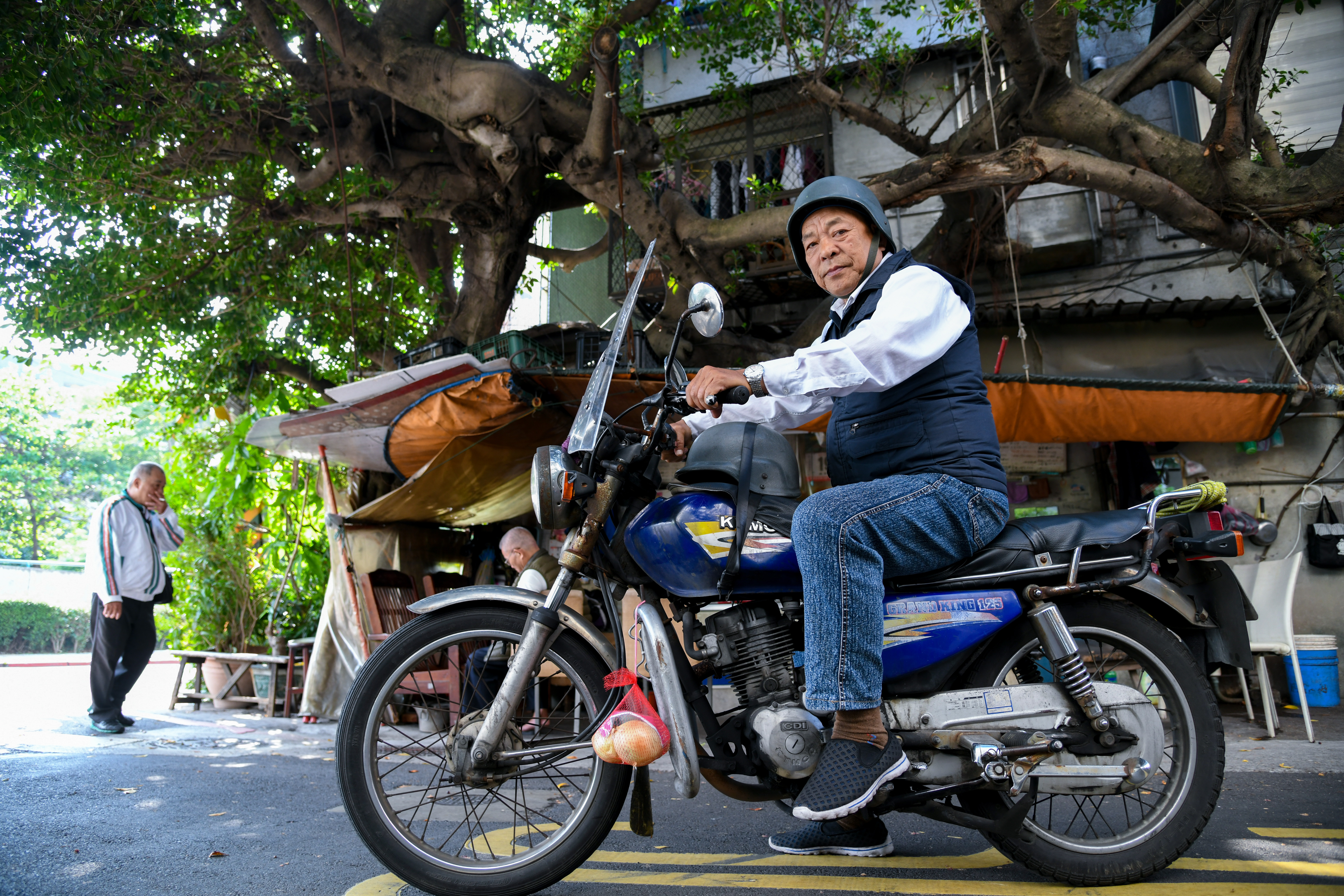 北投山路多，快遞員多使用打檔車，爬坡比較有力。