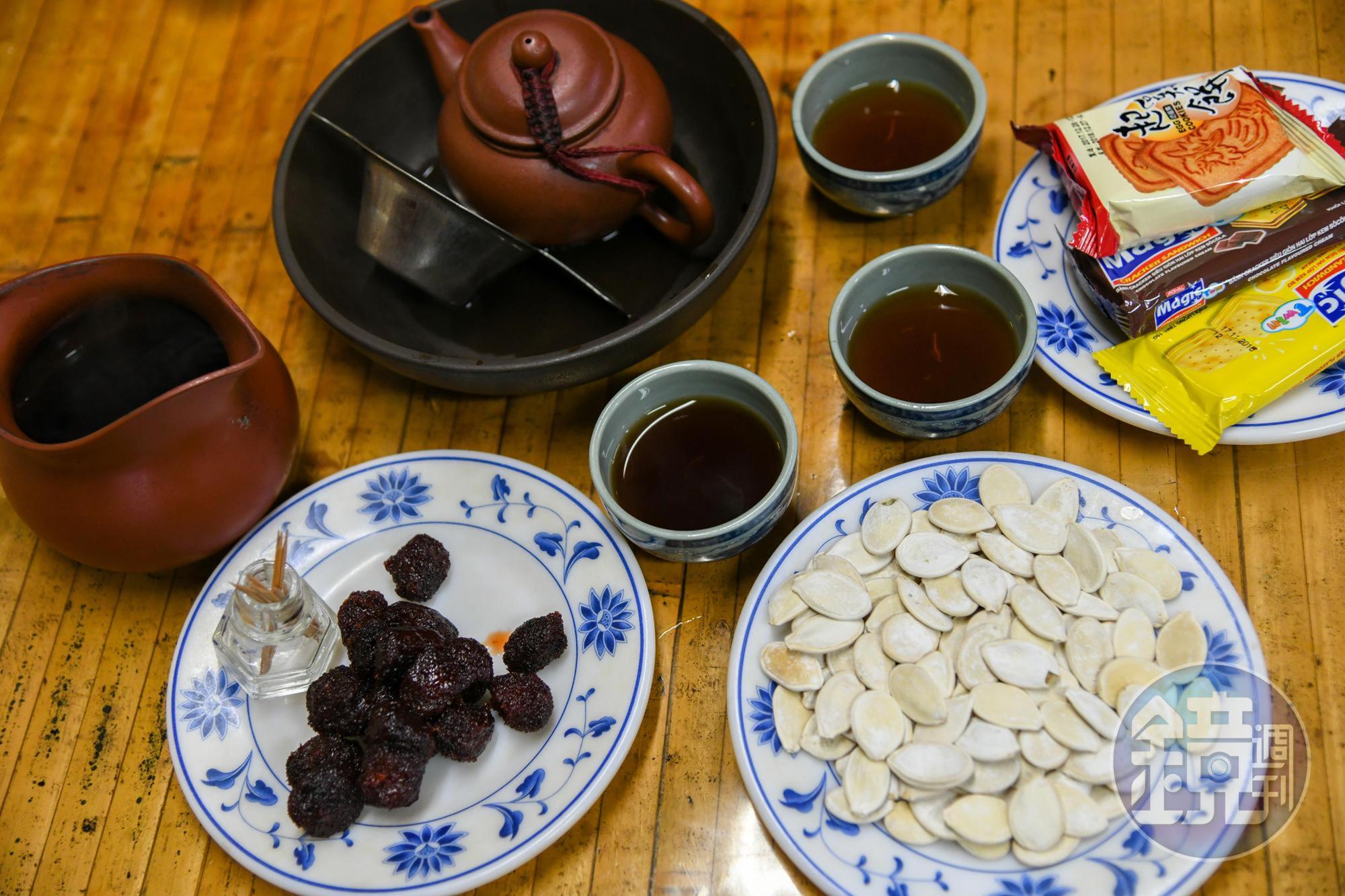 在「麗娟茶店」點一壺茶，會附上瓜子、蜜餞等茶點。（200元／壺）