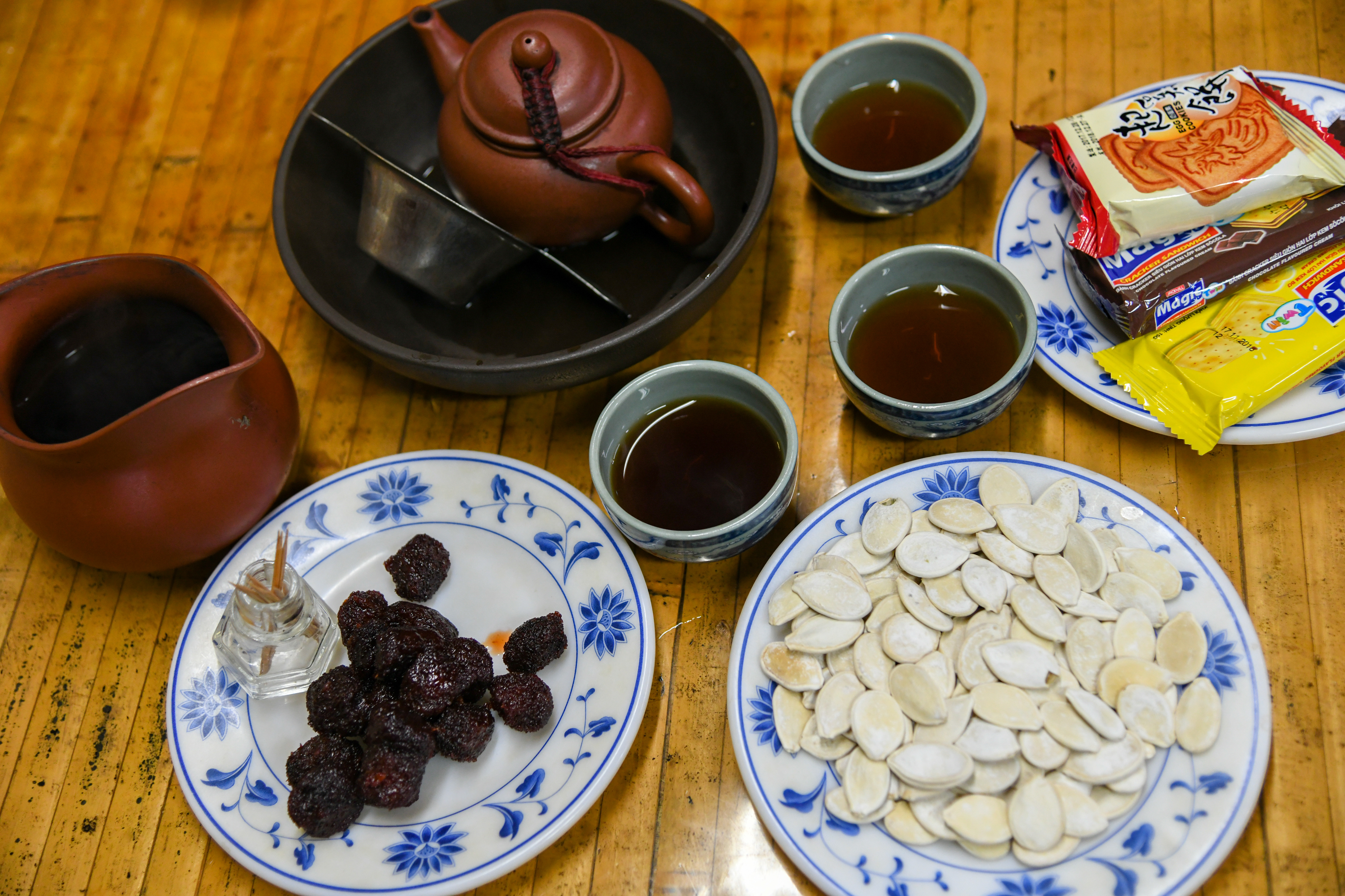 在「麗娟茶店」點一壺茶，會附上瓜子、蜜餞等茶點。（200元／壺）
