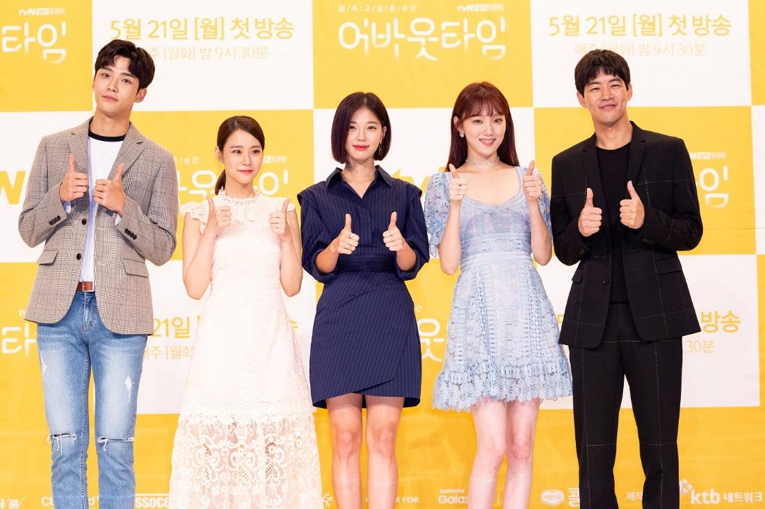 李相侖（右起）、李聖經、林世美、韓昇延、金路雲共同出席tvN新戲《想停止的瞬間 About Time》發布記者會。（KKTV提供）