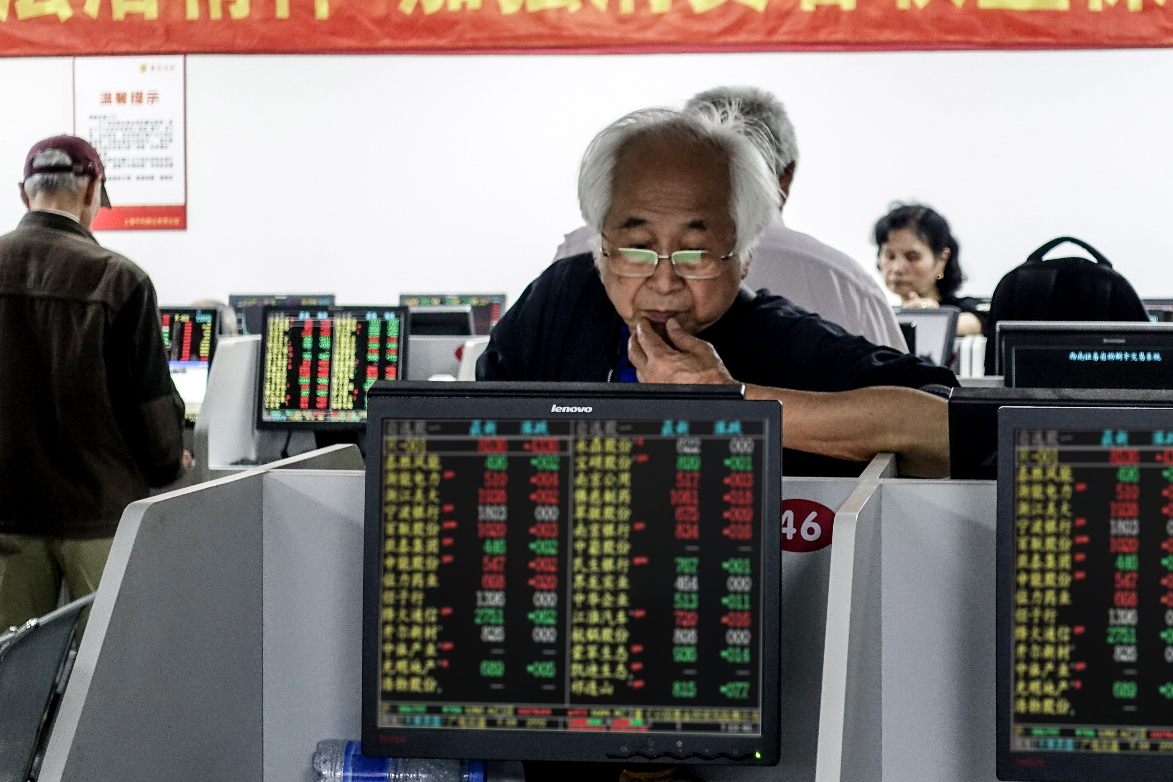 上證指數「上有頂、下有底」，市場普遍認為，3000點為政策底，A股大幅修正機會不大。（東方IC）