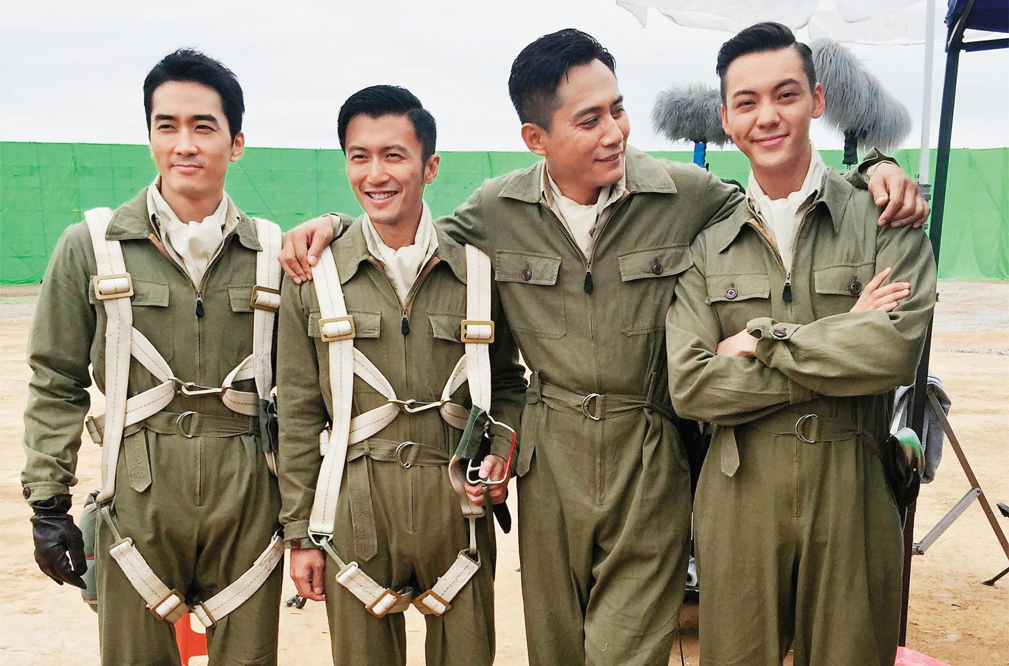 預定今夏在對岸上映的《大轟炸》,宋承憲(左起)、謝霆鋒、劉燁和陳偉霆的飛行員扮相帥氣,電影描述抗日時期日本對重慶戰略轟炸6年半的故事。