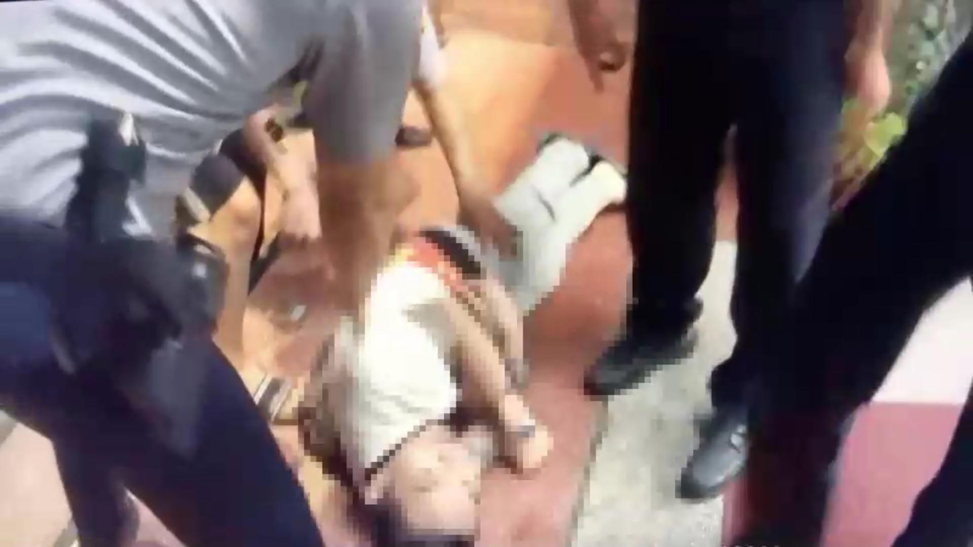 即使被警方壓制在地,胡男仍嗆:「我要把你們全部殺光。」