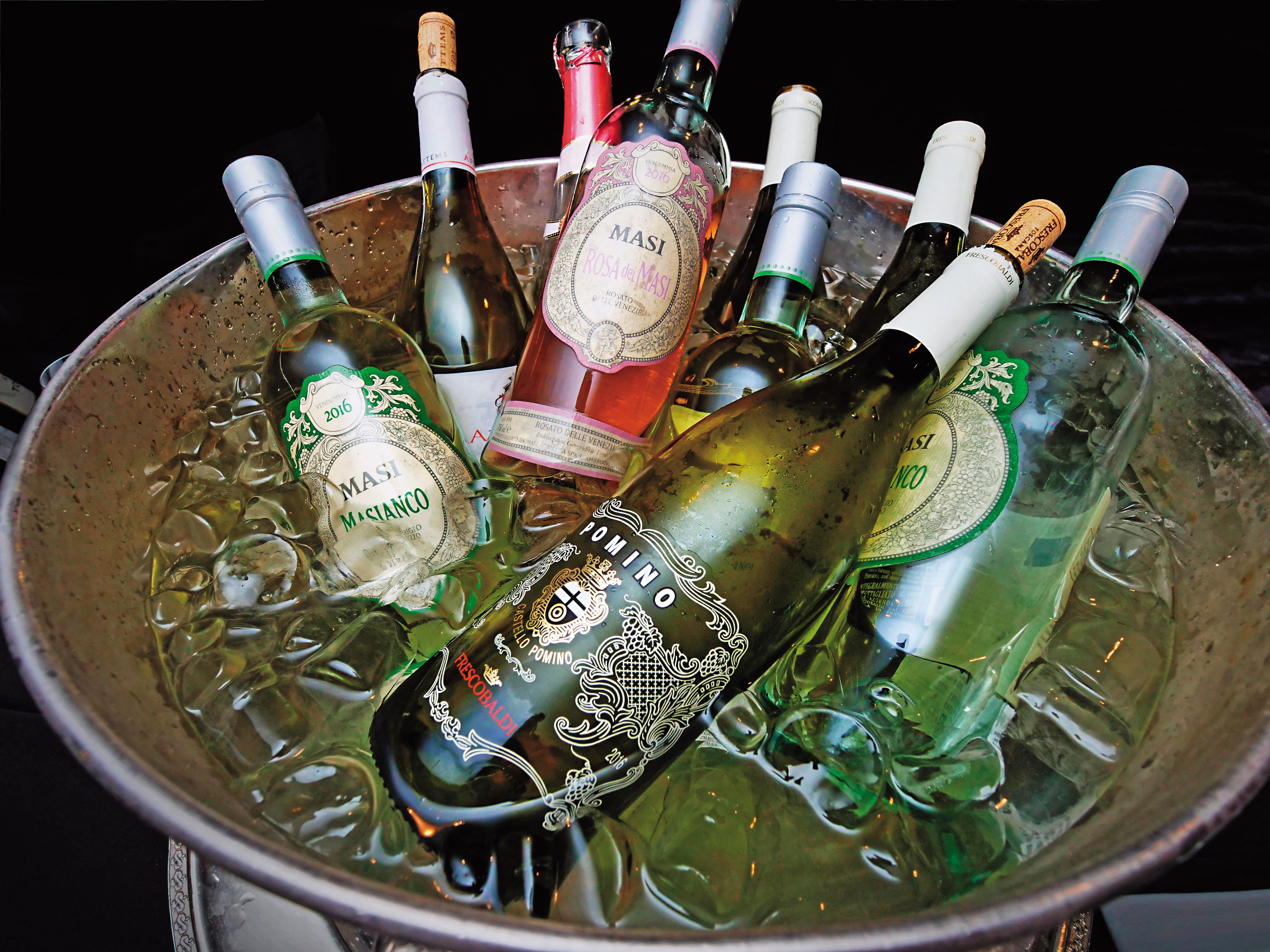 晶瑩剔透的白酒色澤頓時為炎熱的夏日增添了一股清爽，最佳品飲溫度為7至10度，太高溫或太低溫都會影響風味的呈現。