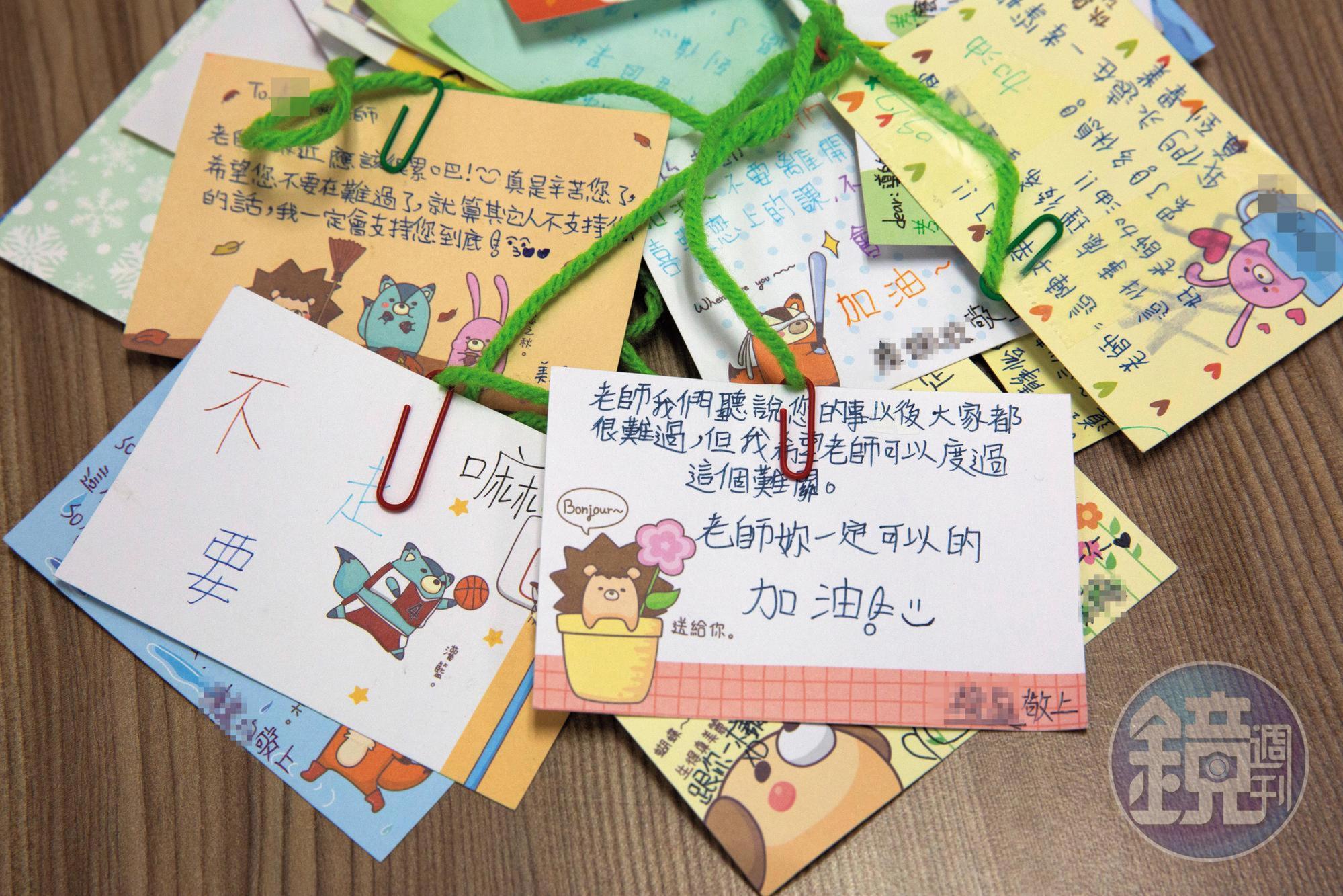 葉老師拿出學生寫的小卡片,指班上學生認為她受委屈了,寫字條鼓勵她,讓她很感動。