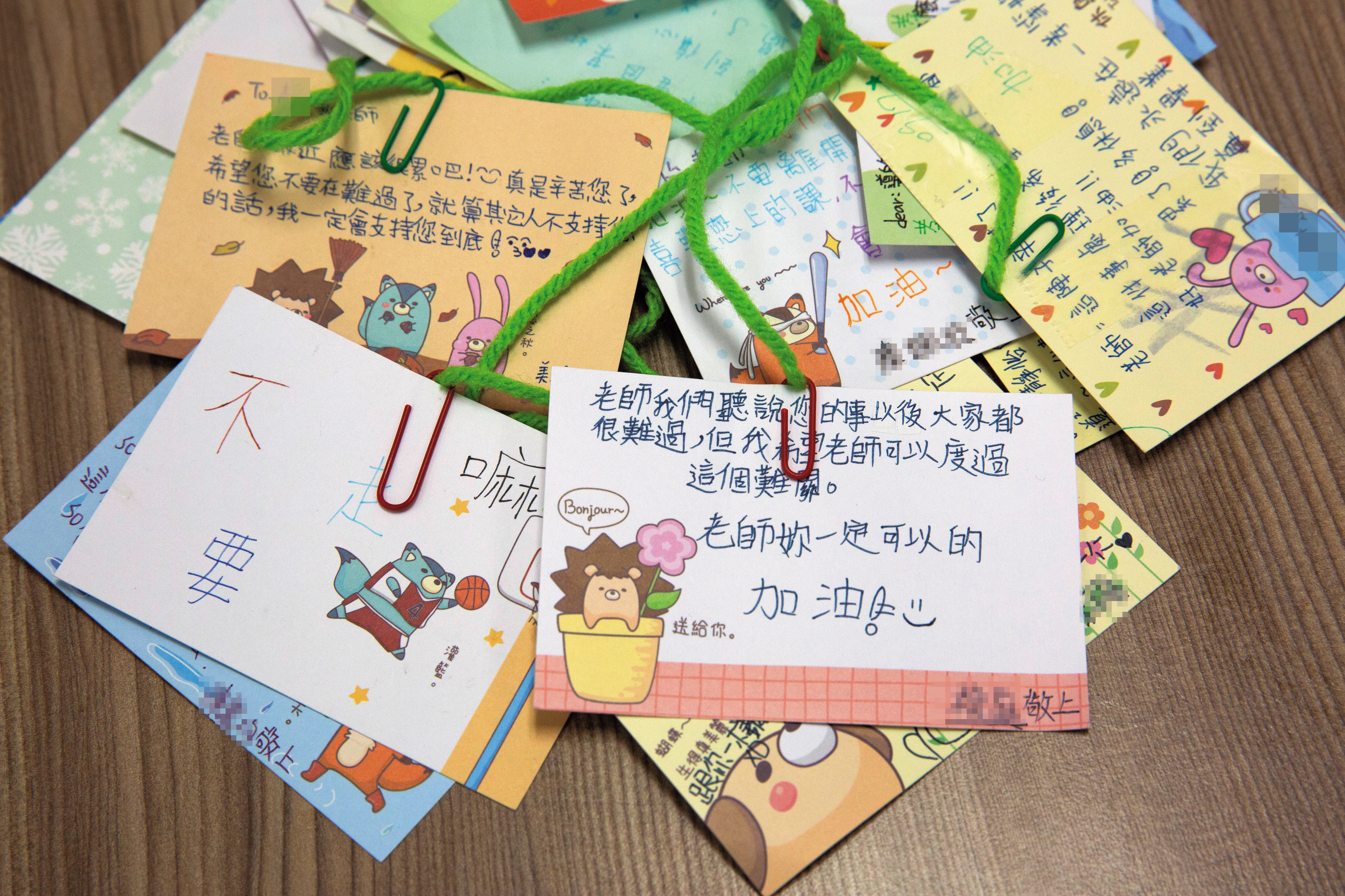 葉老師拿出學生寫的小卡片，指班上學生認為她受委屈了，寫字條鼓勵她，讓她很感動。