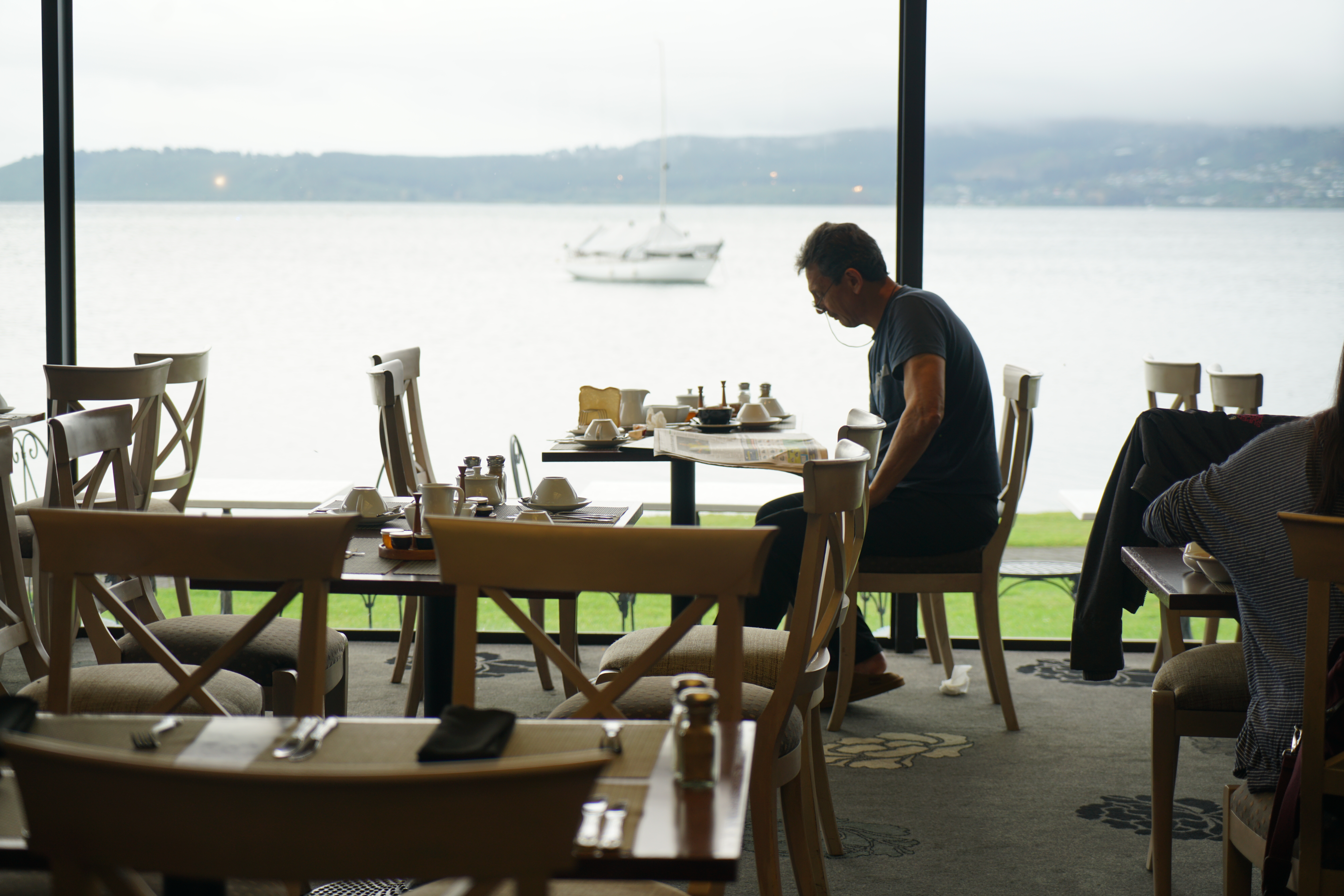 紐西蘭的陶波湖畔聚集各式餐館與飯店。