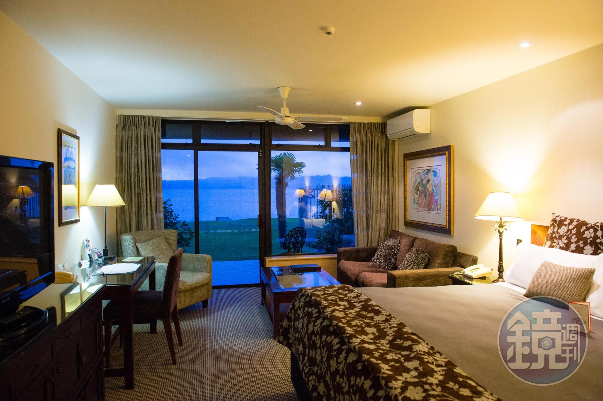 「Millennium Hotel & Resort Manuels Taupo」的客房外就是陶波湖，躺在床上，彷彿置身湖心。