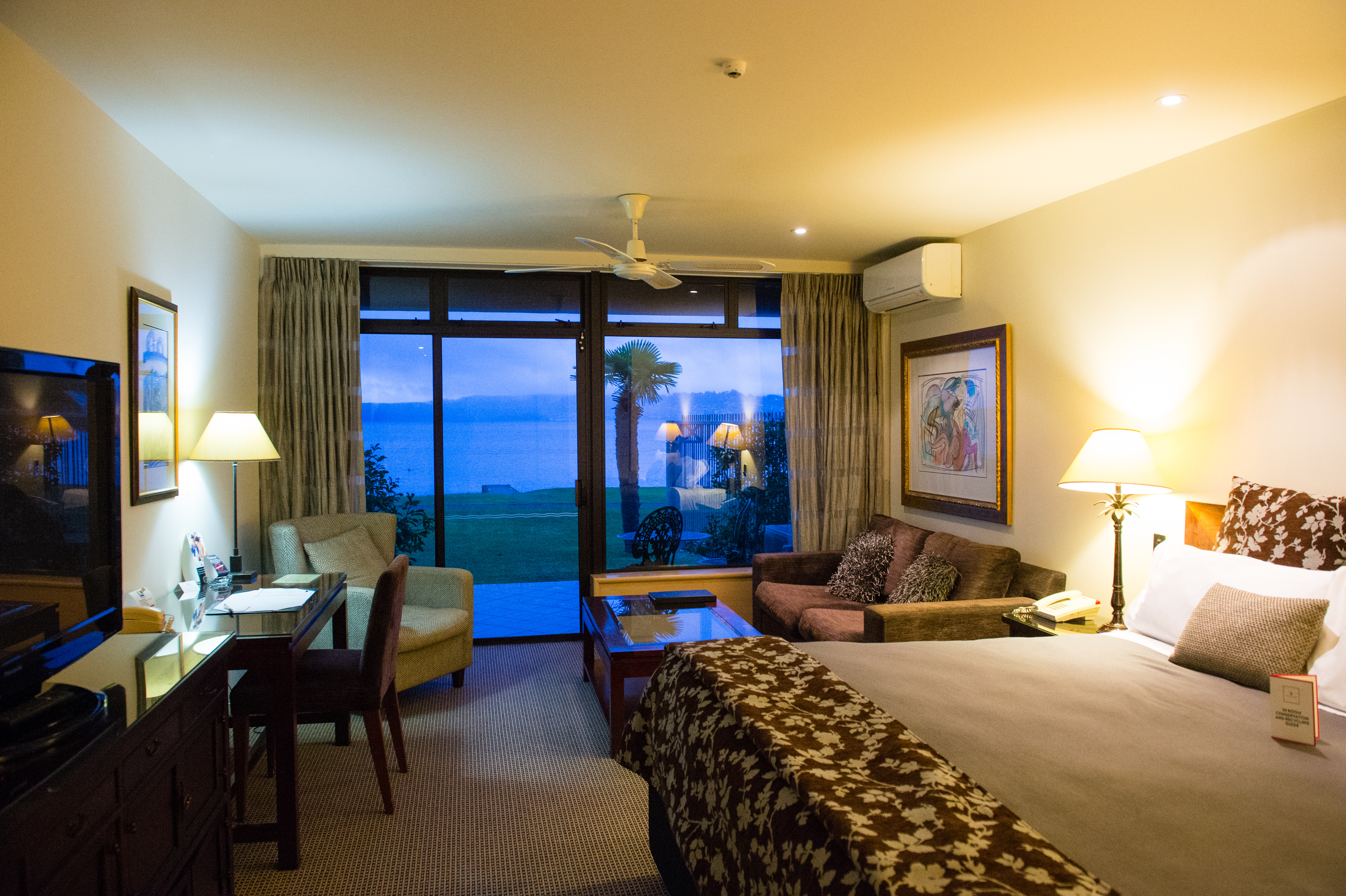 「Millennium Hotel & Resort Manuels Taupo」的客房外就是陶波湖，躺在床上，彷彿置身湖心。