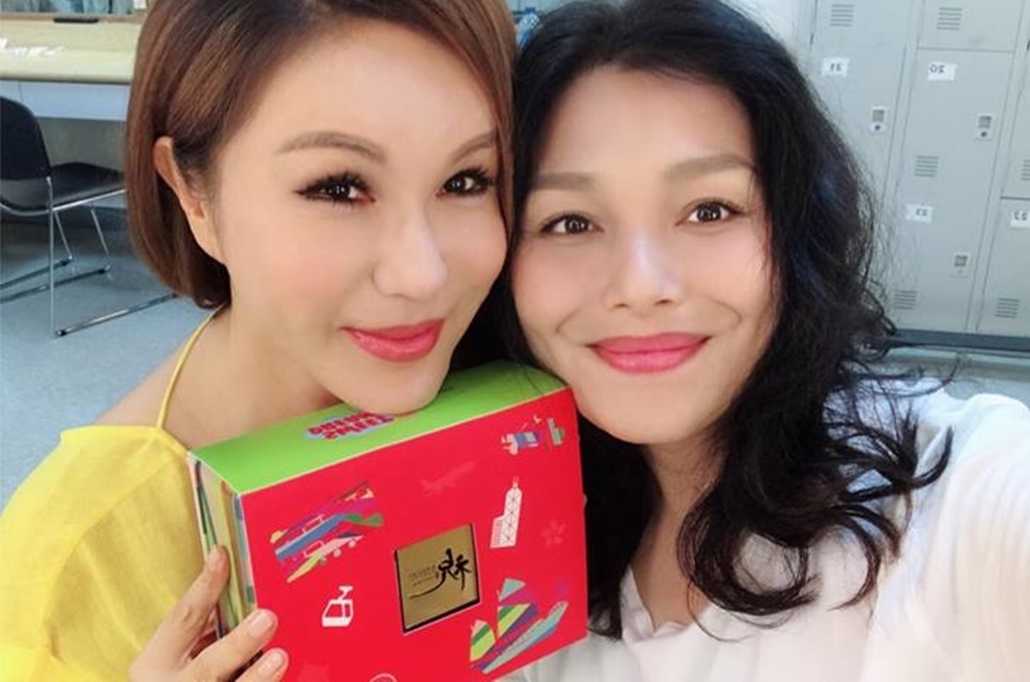 嚴淑明到中天上好友利菁《麻辣天后傳》錄影，兩人聊個不停。（翻攝自嚴淑明臉書）