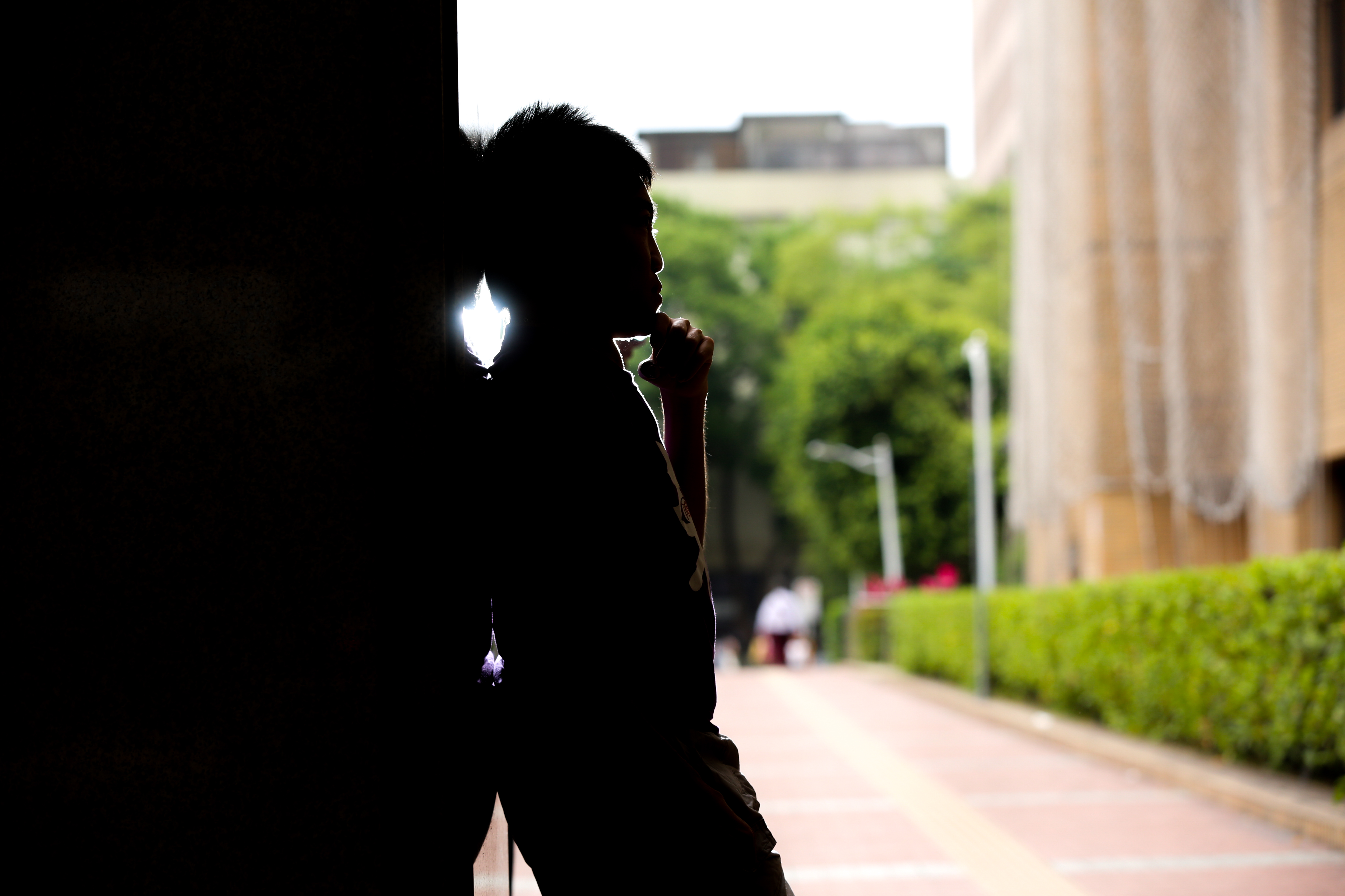 張宇倫（化名）童年時二次開刀矯正頸椎，上學時都很擔心又要麻煩同學背他去上廁所，十分自卑與不安。