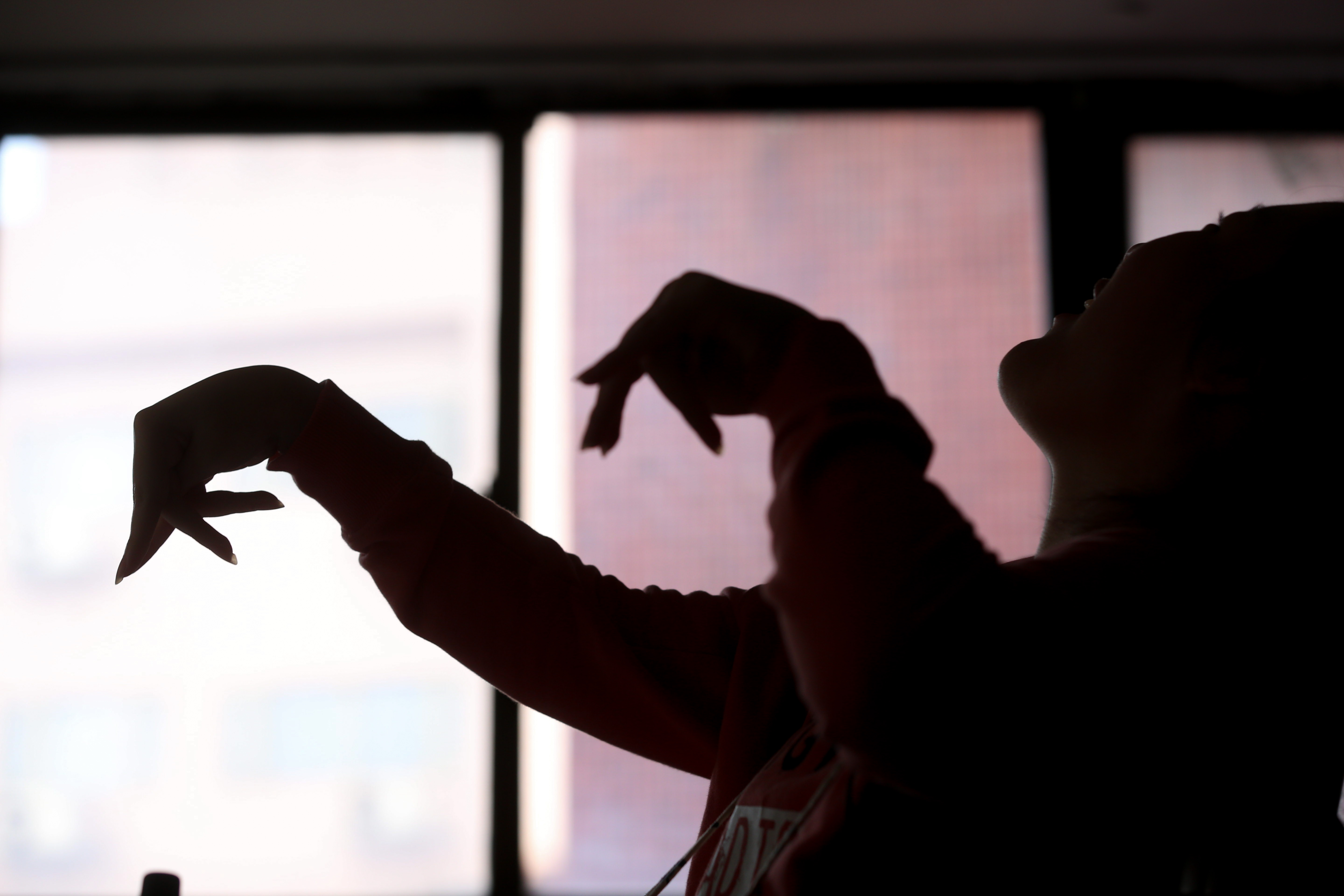 小晴（化名）上大學後朋友變多，會帶她出遊、接送她，家人很驚訝：「那些人怎麼那麼有愛心？」