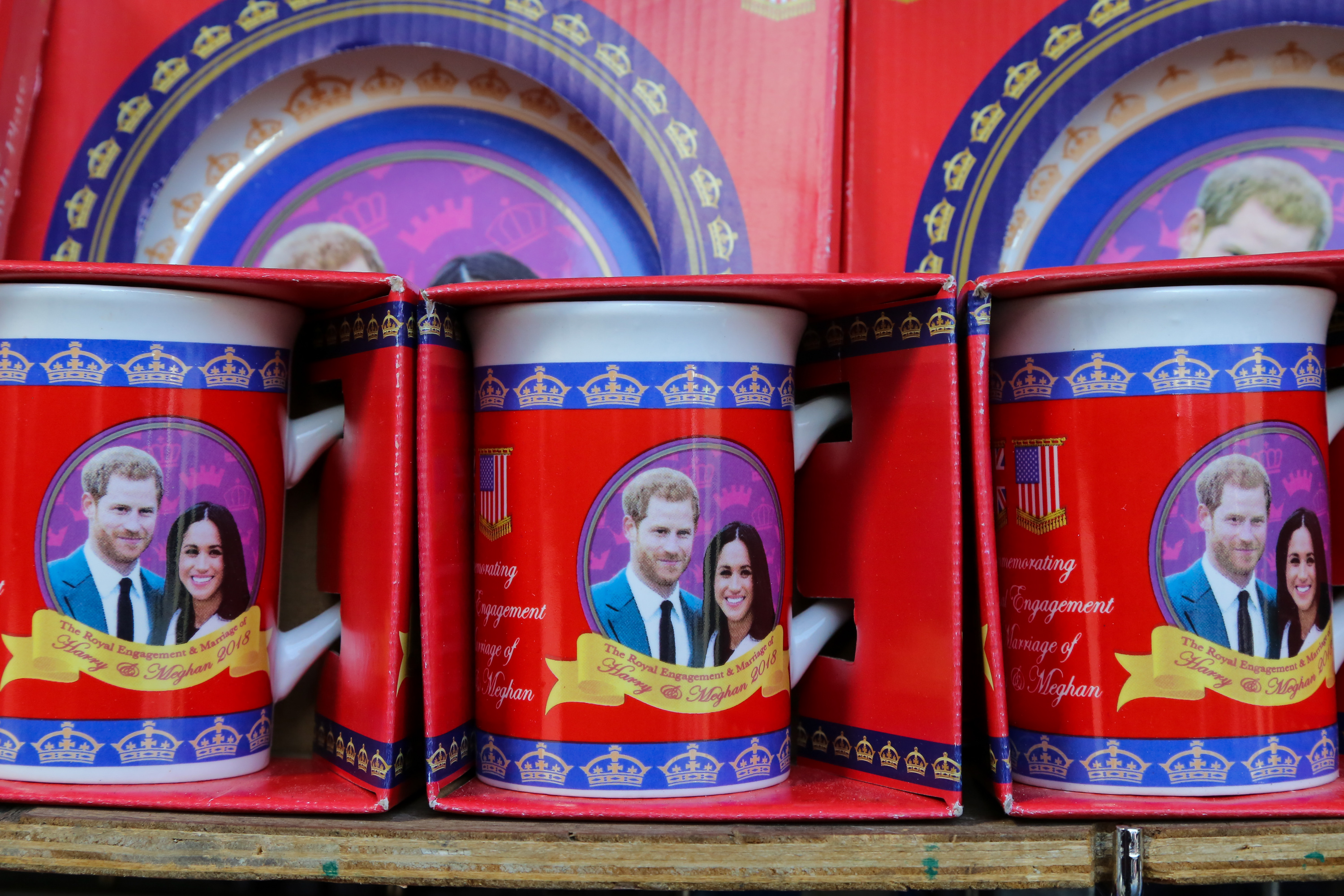 哈利王子婚禮，英國紀念品店出現各種哈利與準王妃梅根的相關商品。（東方IC）