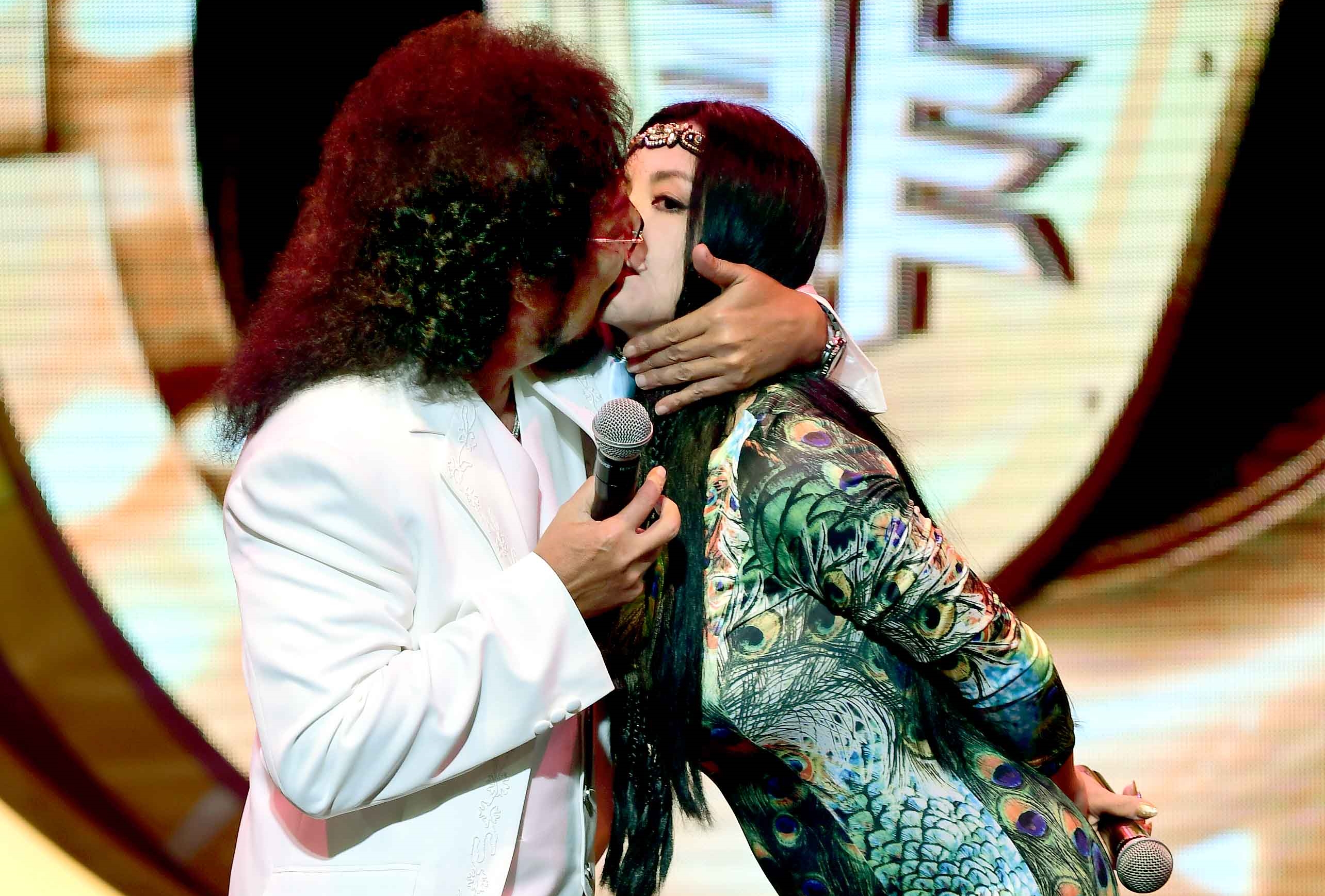 田麗跟張菲當眾上演玩親親戲碼，讓人看了都害羞。（華視提供）