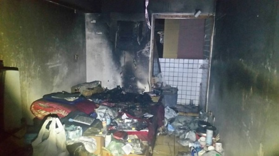 屋內堆滿雜物一片凌亂。(警方提供)