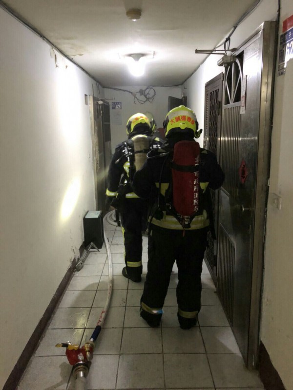 消防人員拉起水線急衝4樓。（警方提供）