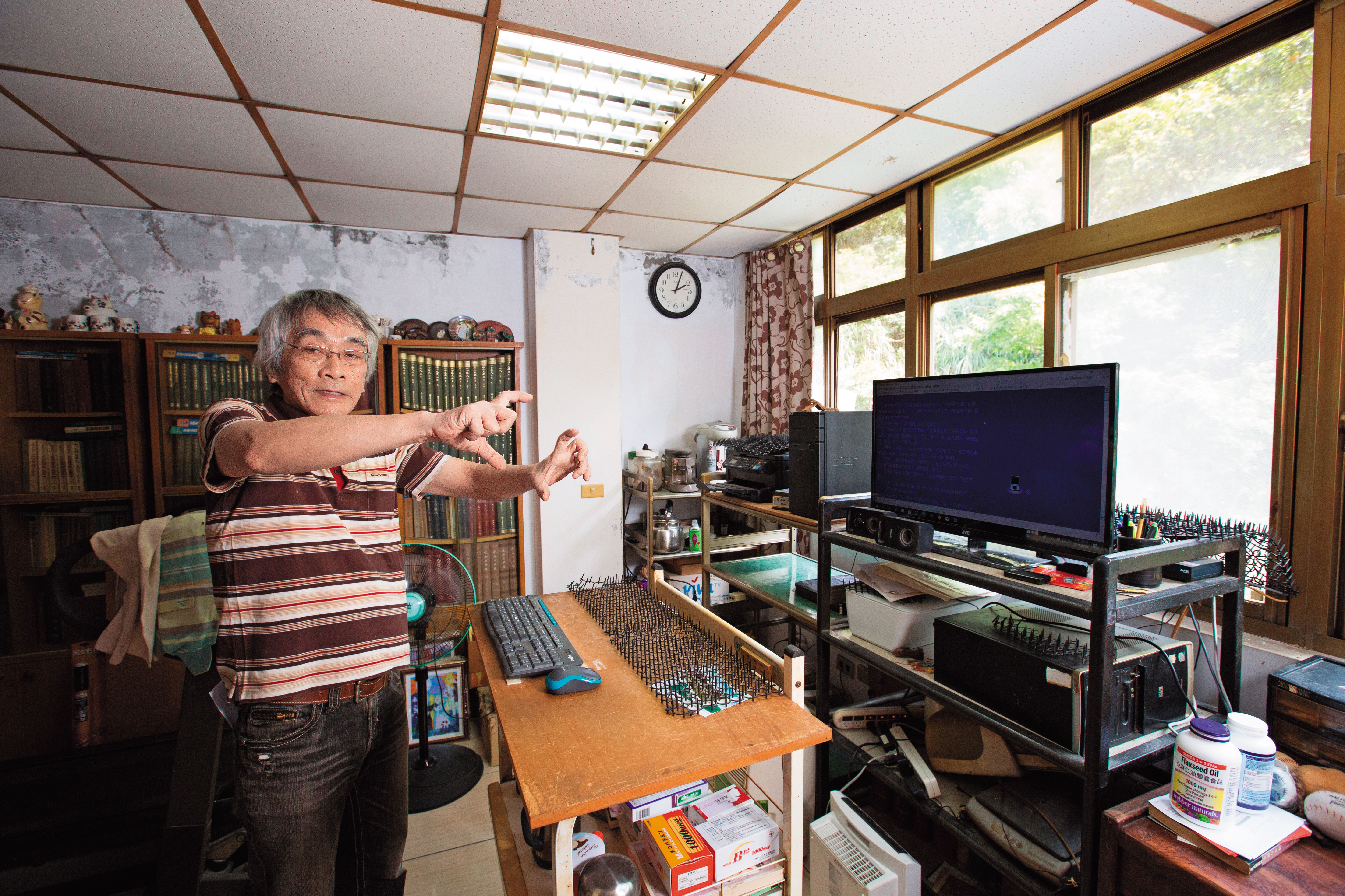 郭箏30年來寫作都站著寫，而螢幕設定為藍底白字，較不傷眼。