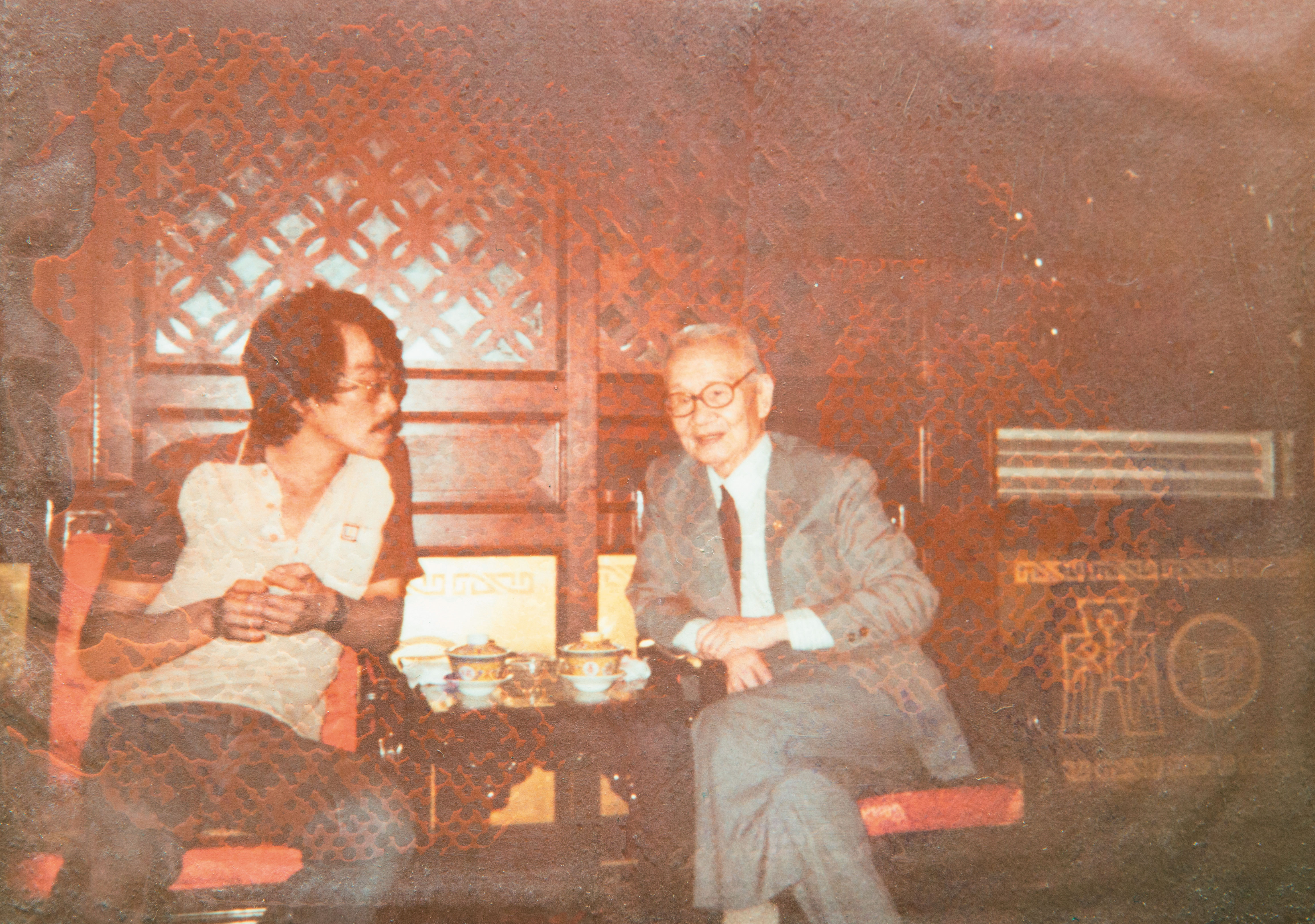 郭箏與祖父陶希聖。祖父是著名的中國社會經濟史學者，也是蔣介石文膽。（郭箏提供）