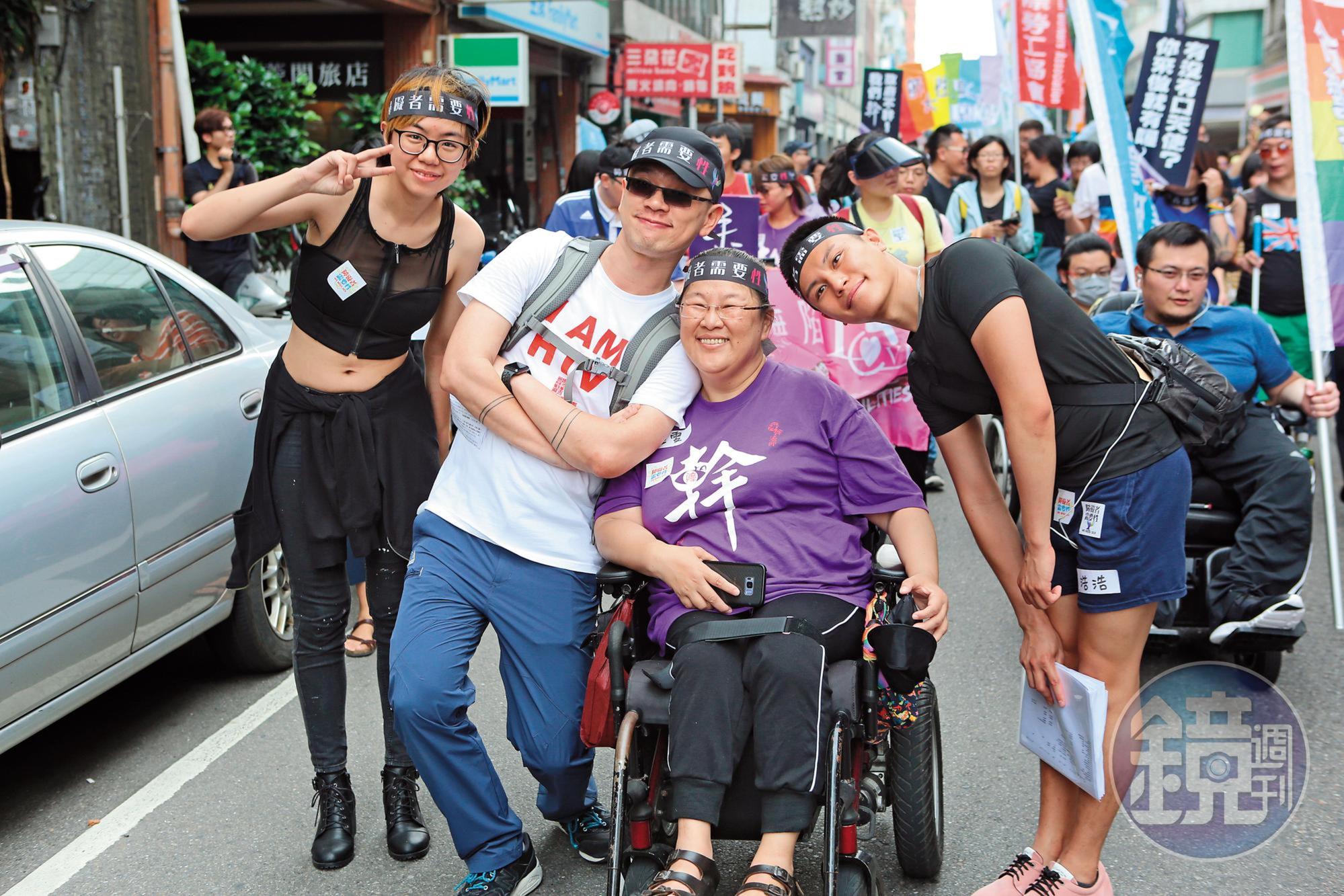 黃雅雯（右2）這幾年的生活重心是讀大學和上街抗議。左2為手天使發起人鄭智偉。