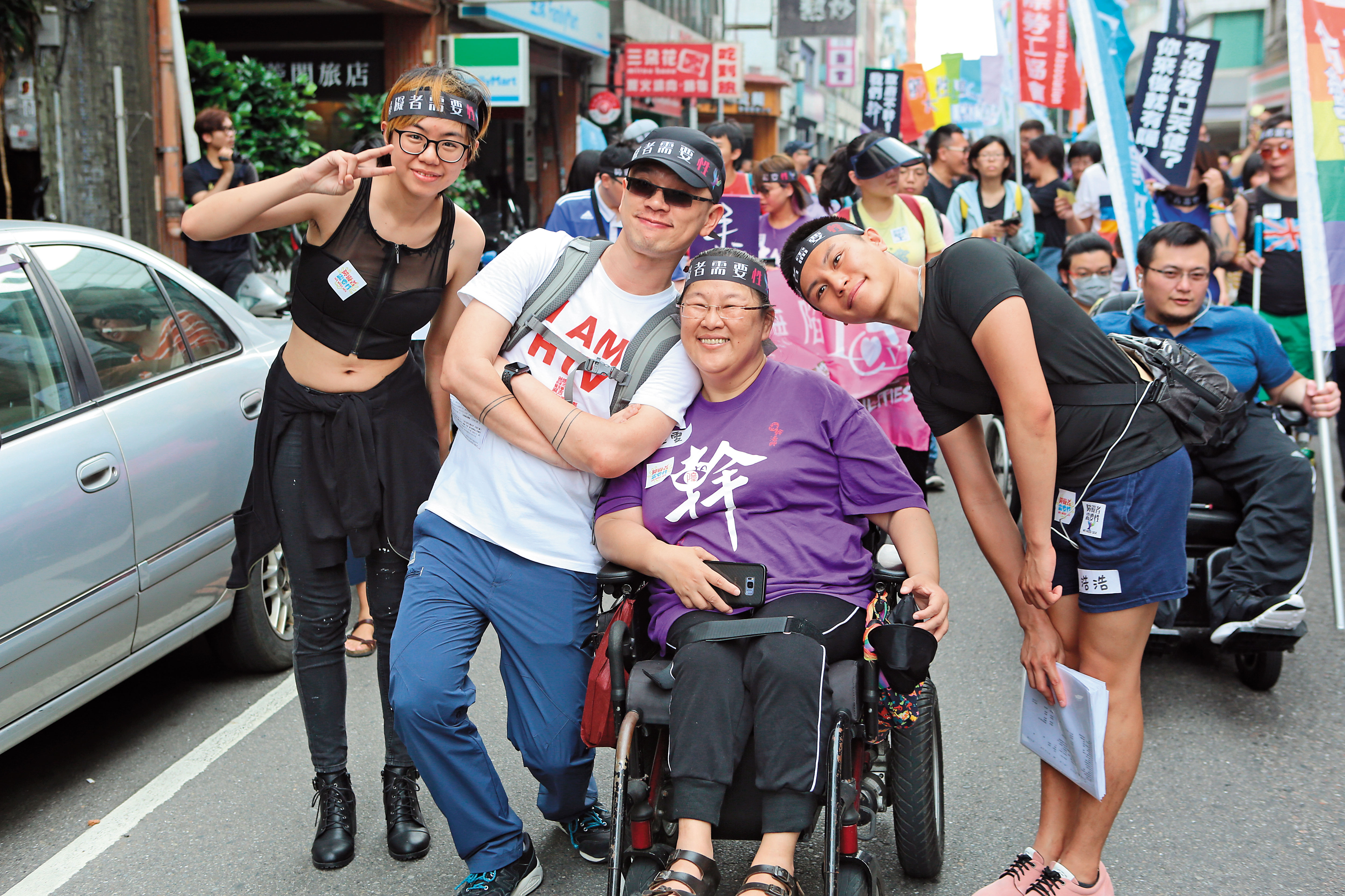 黃雅雯(右2)這幾年的生活重心是讀大學和上街抗議。左2為手天使發起人鄭智偉。