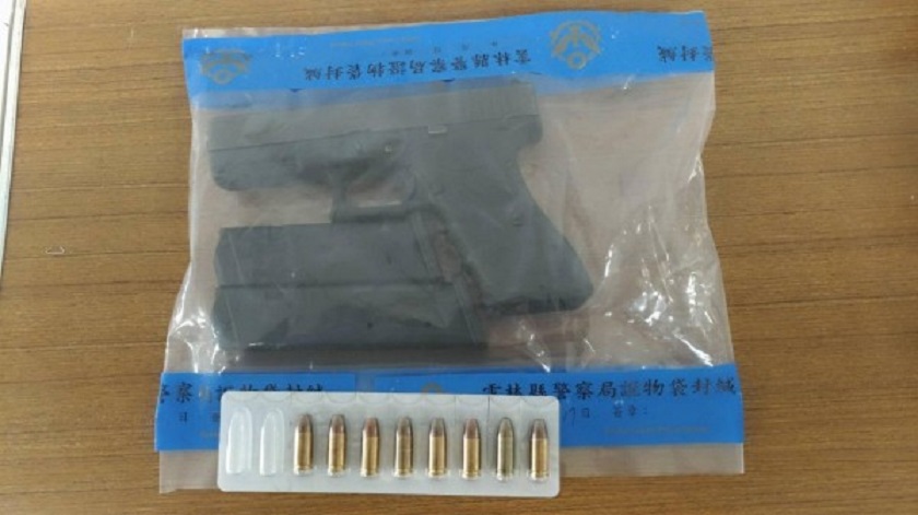 王姓毒販以汽車旅館為家,擁槍自重。(警方提供)