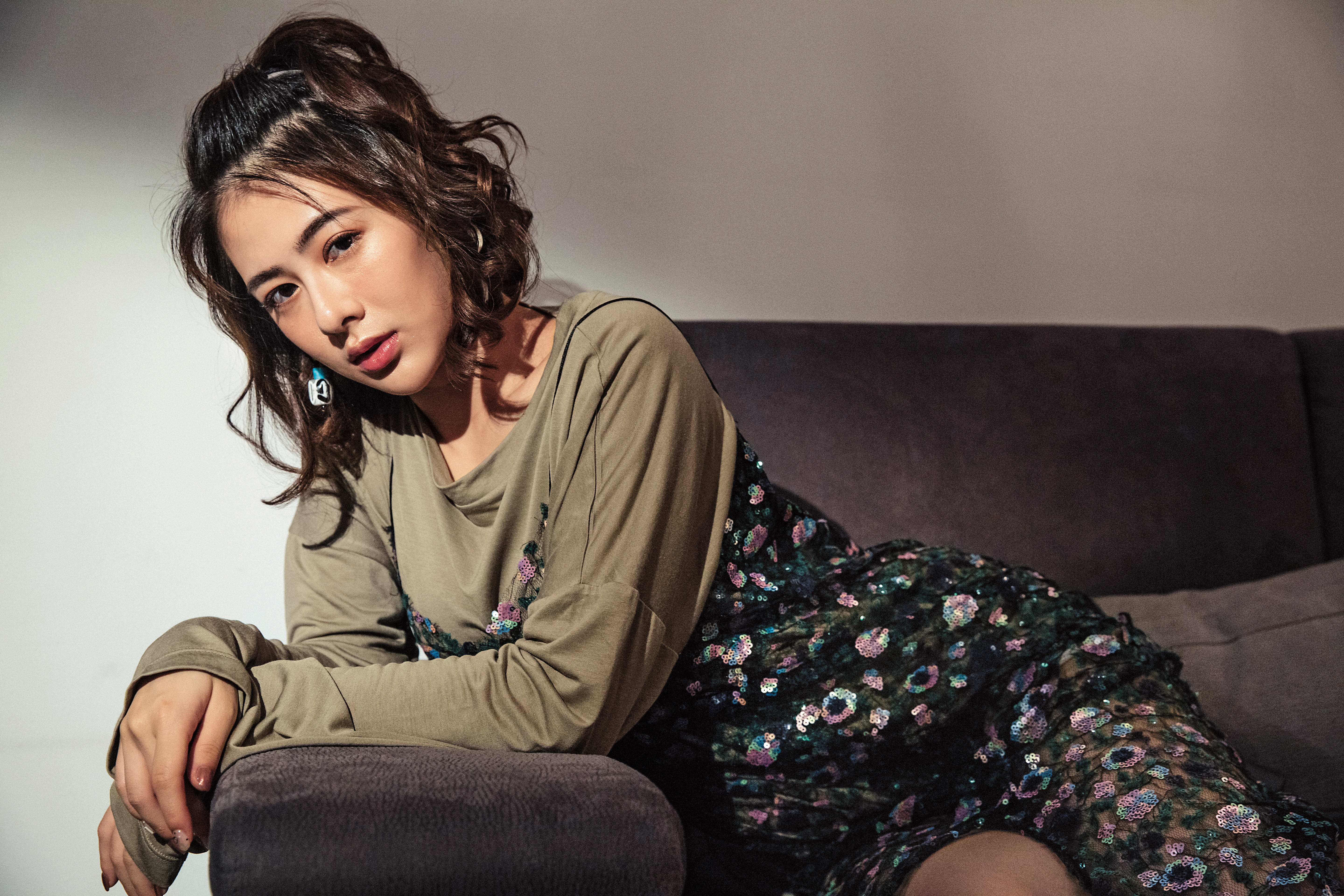 姚亦晴初入演藝圈時，管教嚴格的父親當時很反對。