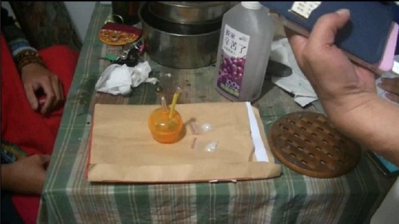 警方在摩鐵內發現吸食器。(警方提供)