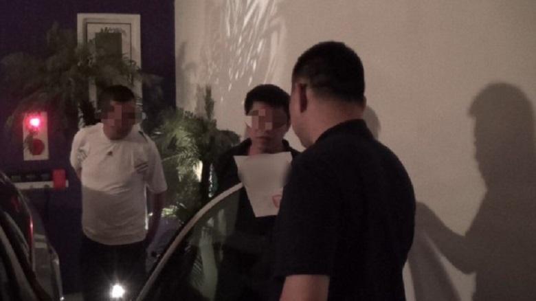 賴姓藥頭躲在汽旅,涉嫌在同志交網站販售安毒牟利,警方陸續查獲4男1女,有兩人竟是列管愛滋病患。(警方提供)
