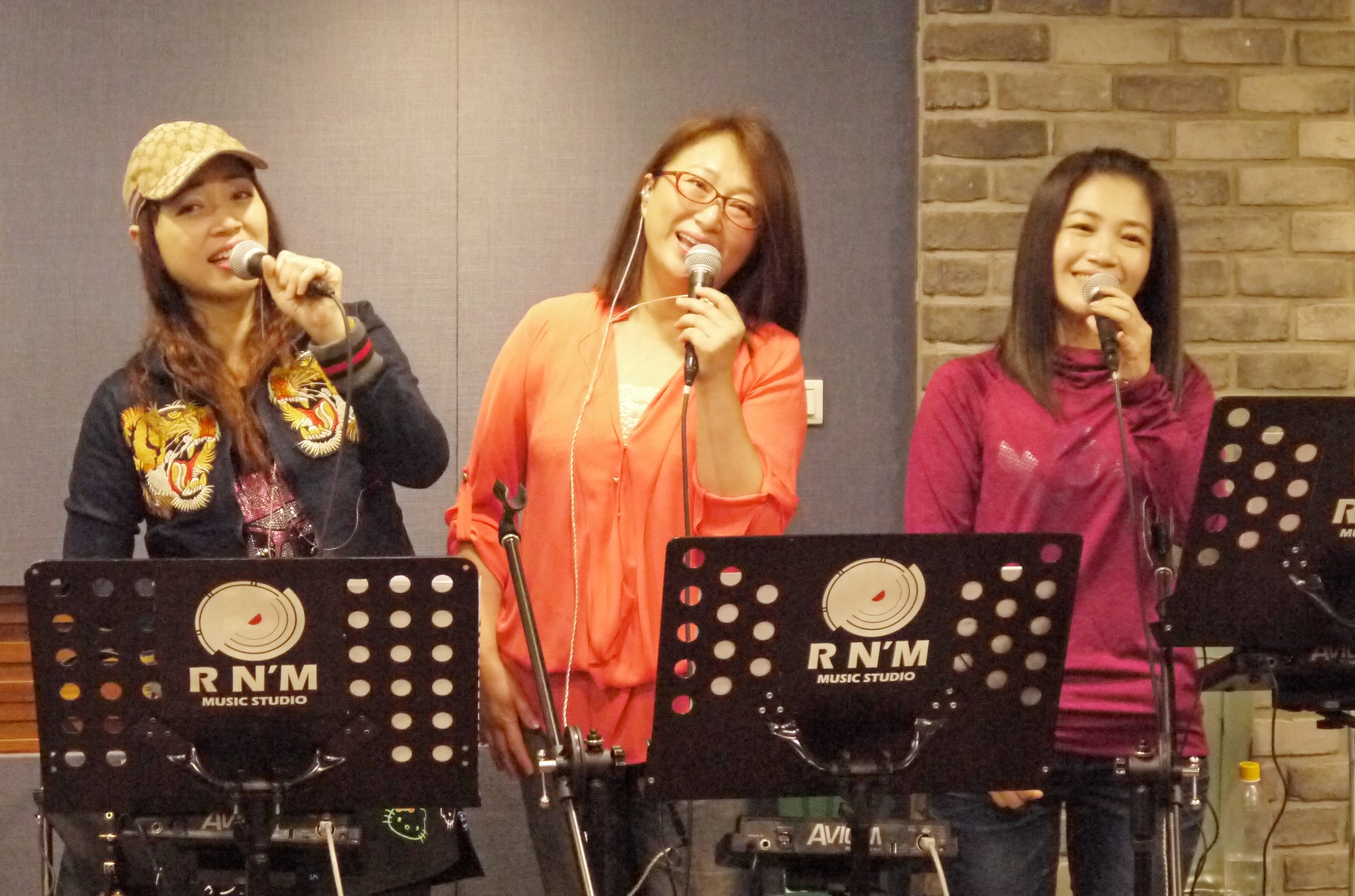 秀蘭瑪雅（左起）、王瑞霞及黃妃為演唱會彩排練唱，3大歌姬齊飆台語經典一片和氣。（寬宏藝術提供）