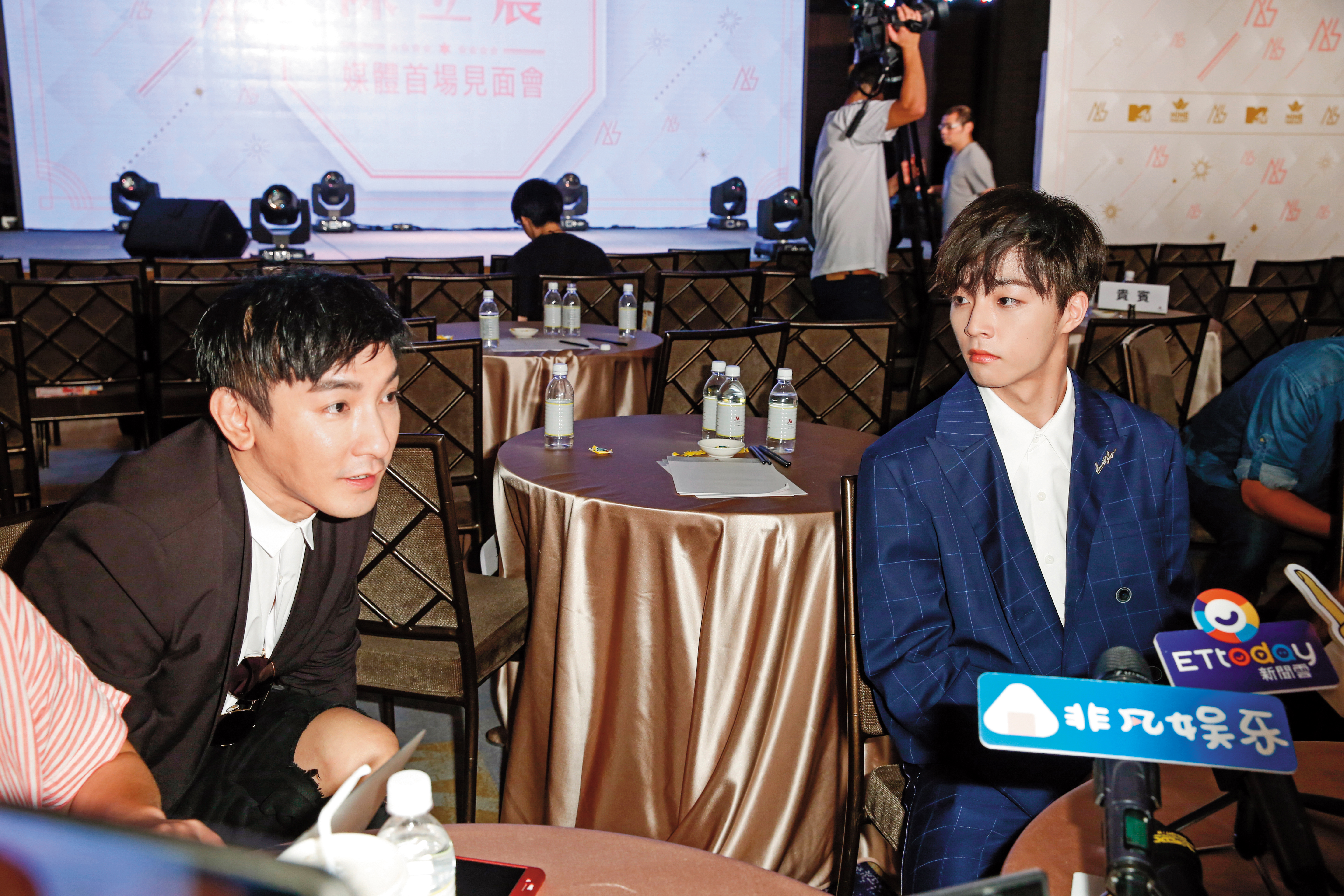 面對媒體問起情事，陳立農一臉尷尬不知如何是好，老闆Andy（左）跳出來保護他。