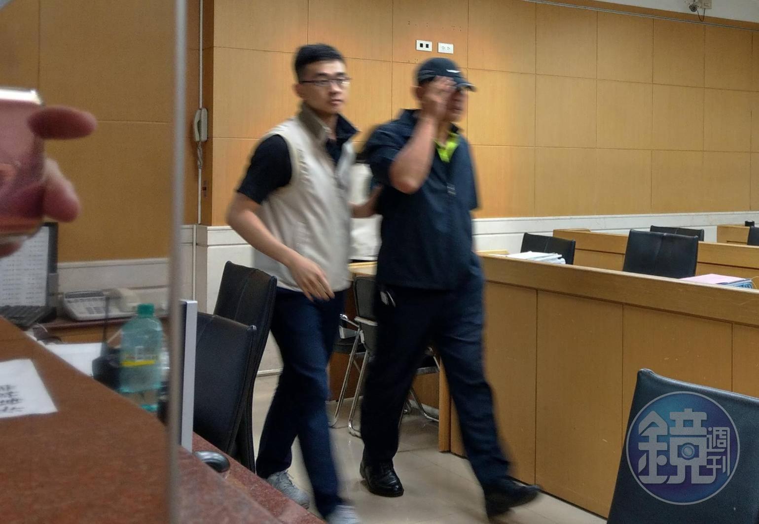 台北市中山分局警察(右)涉包庇色情業者並收賄,6人遭羈押。