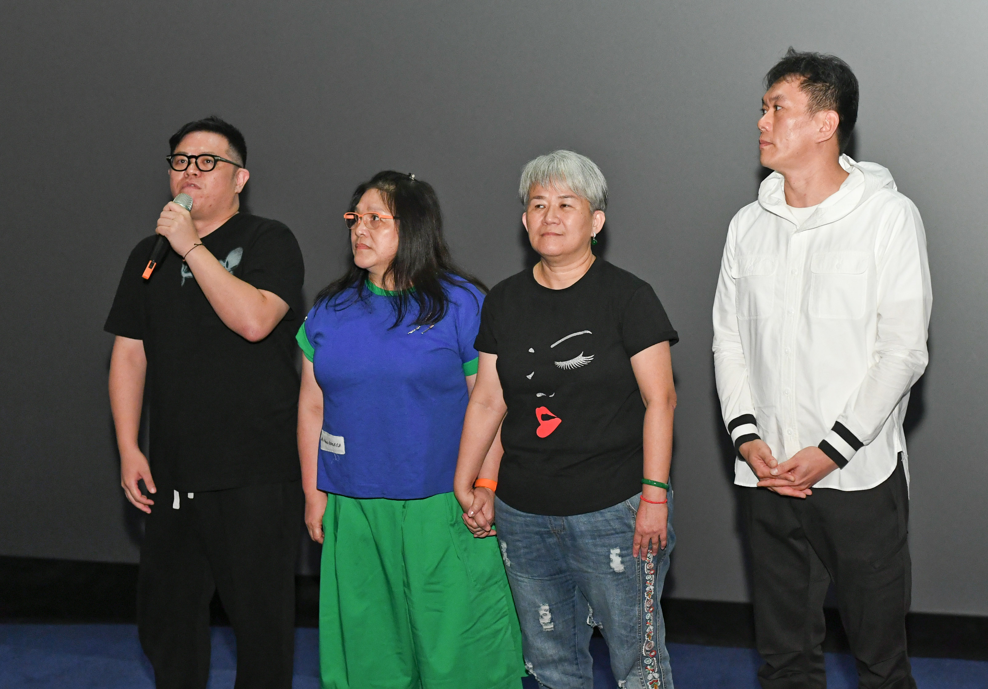 《看不見的台灣》製片曾國駿(左起)、通靈阿姐貫譽、林寶貴、導演林明謙出席試映會。（牽猴子提供）