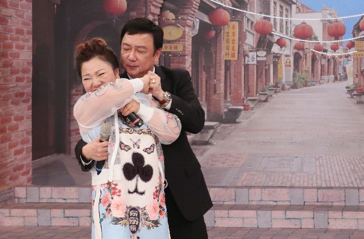 余帝與白冰冰共舞，白冰冰被他逗笑到講不出話來。（中視提供）