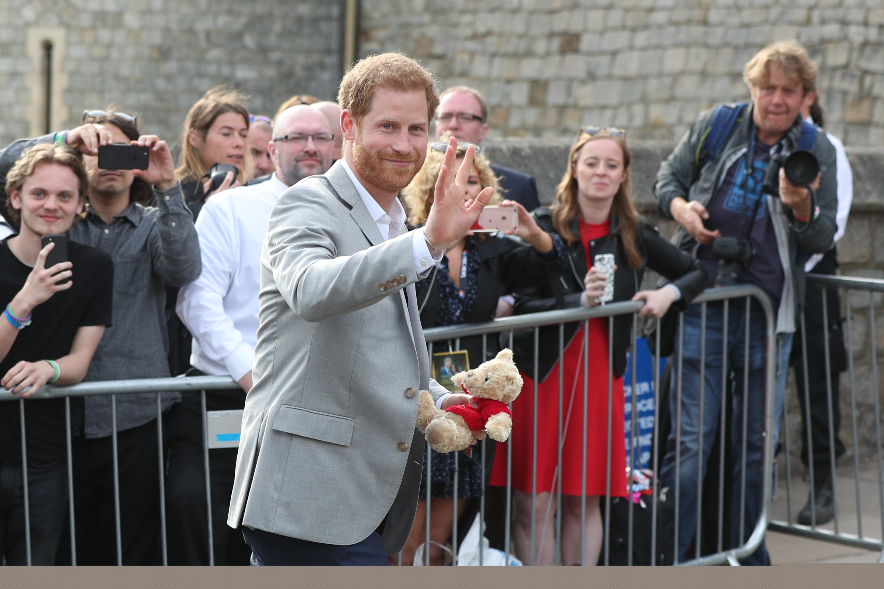 哈利王子在結婚大喜之日向民眾打招呼。（東方IC）
