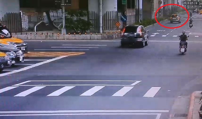 星宇航空創辦人張國煒今駕車行駛於八德路和市民大道交叉口時，與一名機車騎士發生擦撞。（中山分局提供）