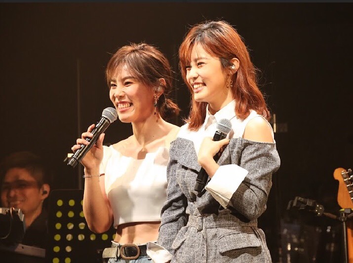 李佳薇的妹妹（右）從英國回來替她站台，讓她非常感動。