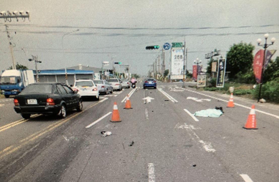 死亡車禍現場凌亂不堪，女騎士被彈飛好幾公尺遠，當場慘死。（警方提供）