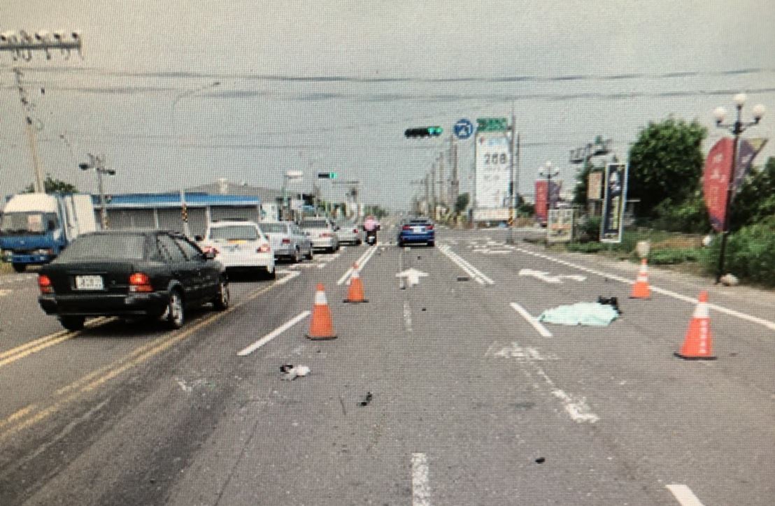 死亡車禍現場凌亂不堪，女騎士被彈飛好幾公尺遠，當場慘死。（警方提供）