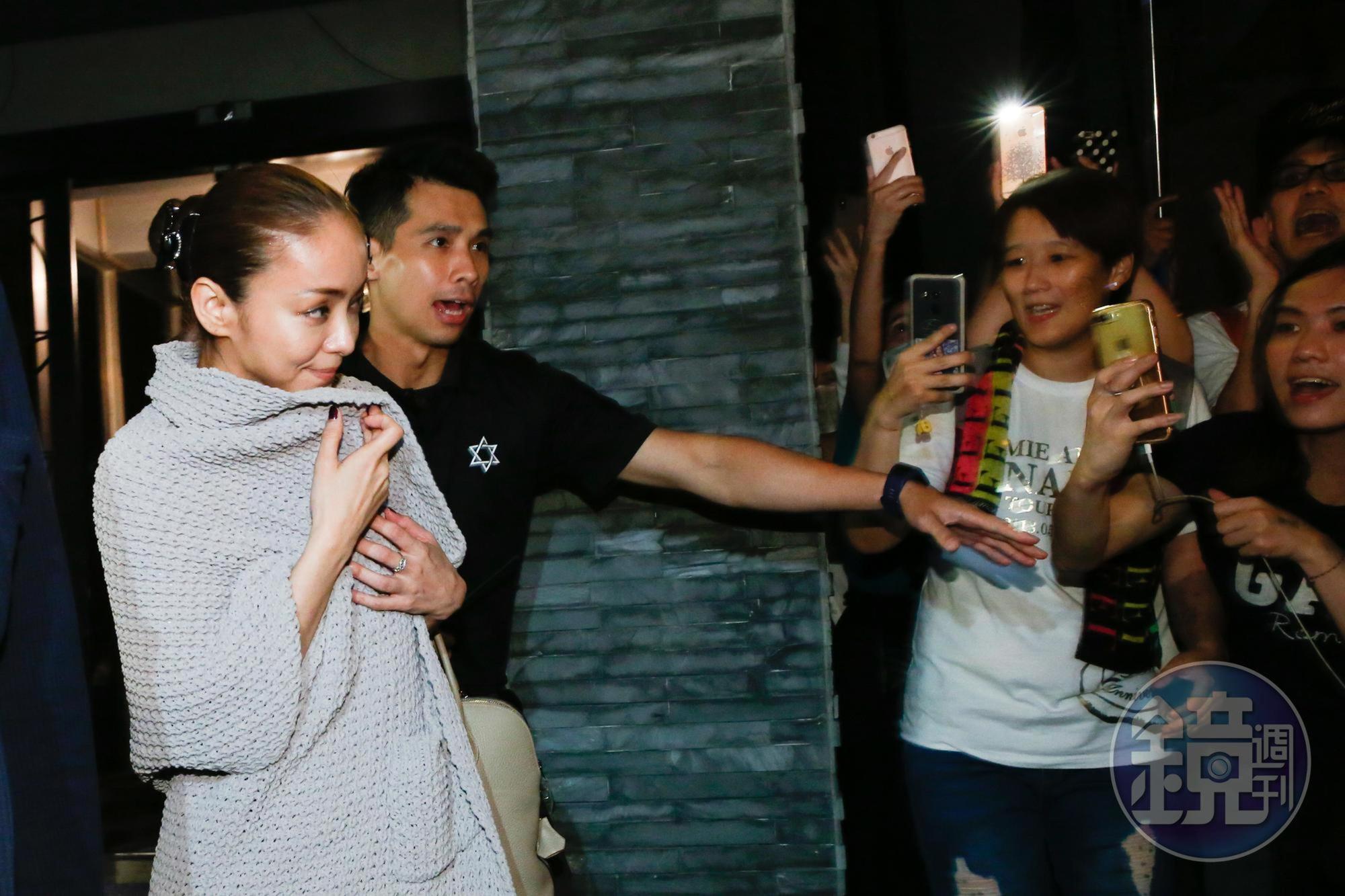日本歌壇天后安室奈美惠露出笑容面對熱情粉絲。