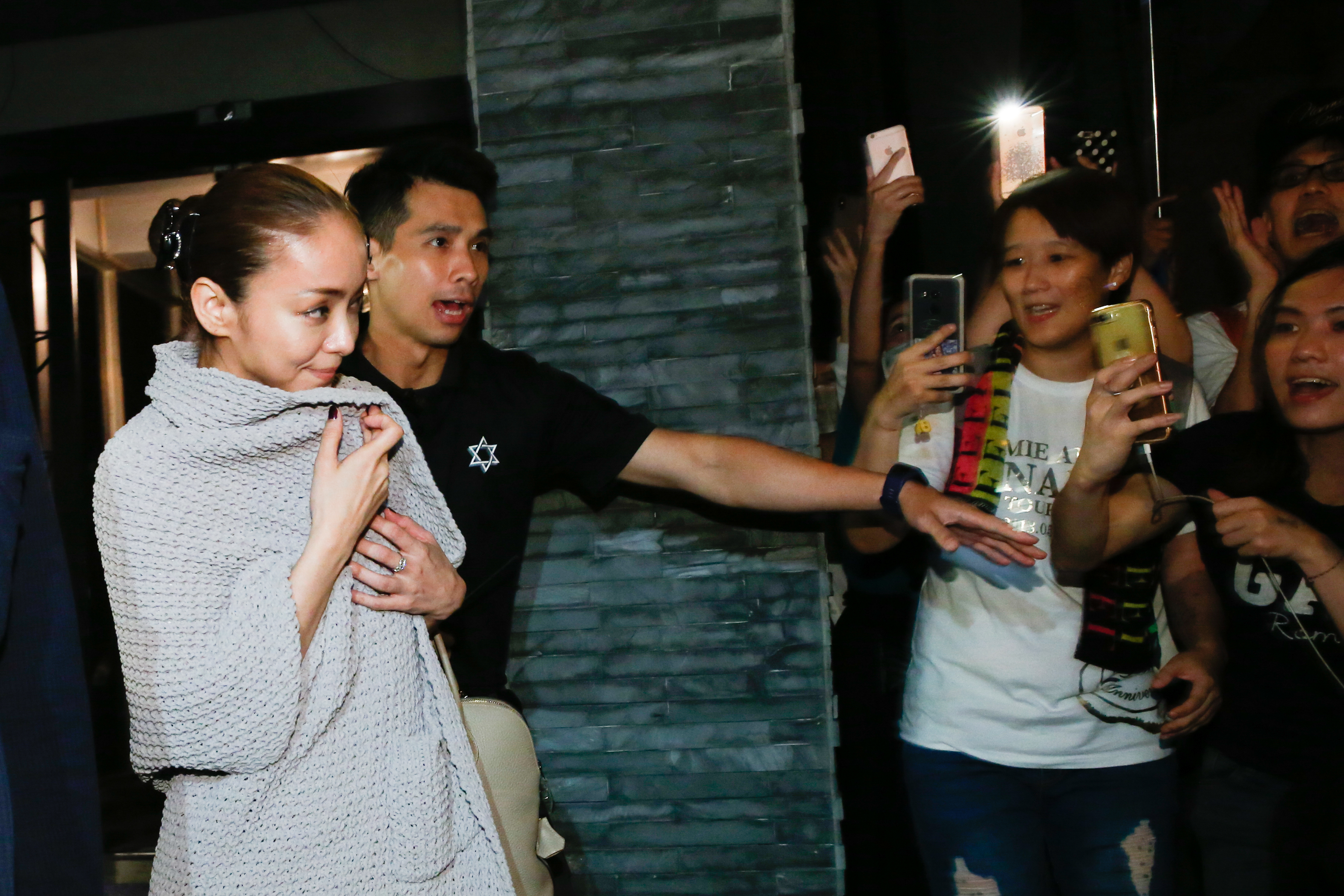 日本歌壇天后安室奈美惠露出笑容面對熱情粉絲。