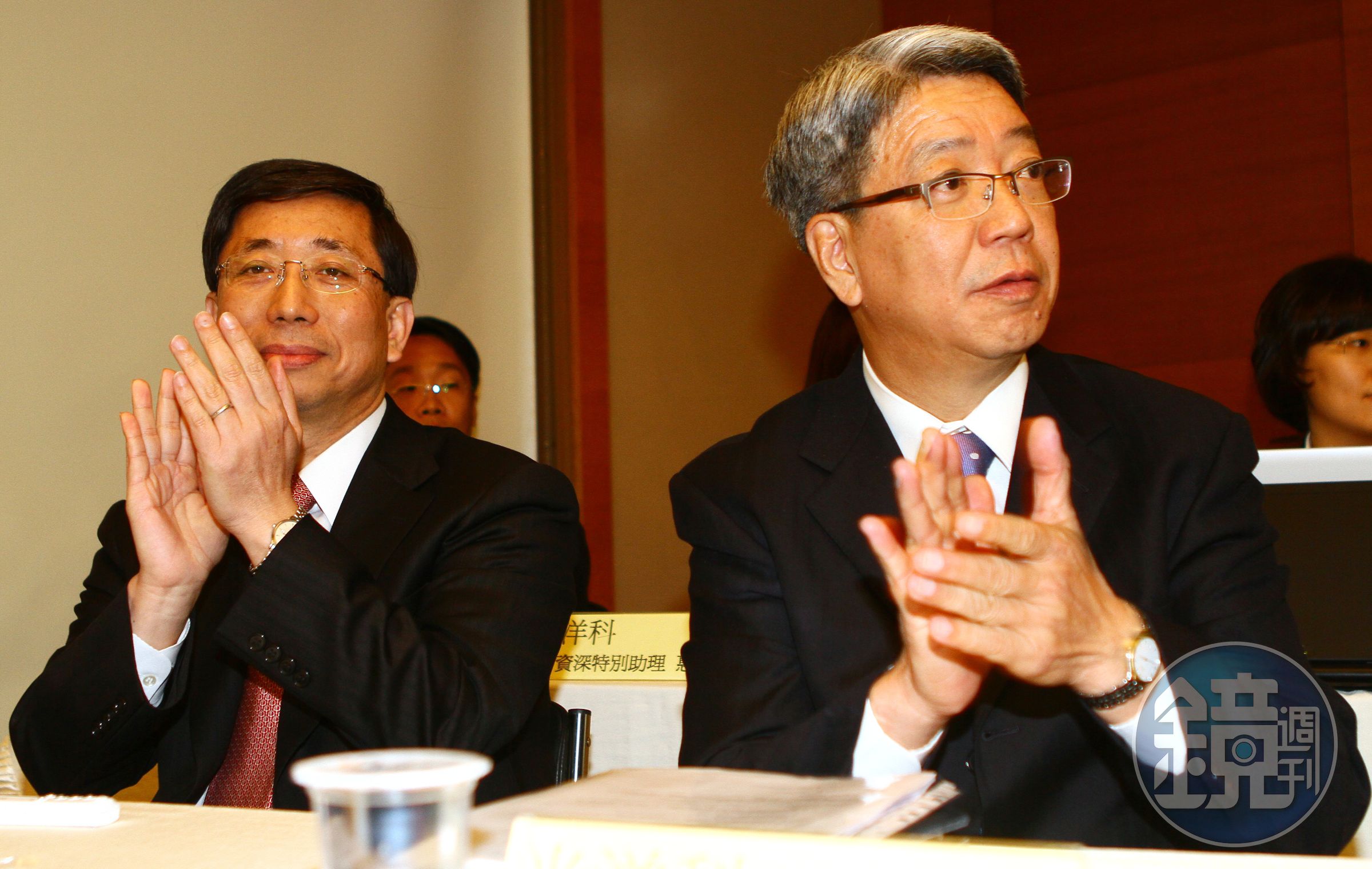 馬堅勇（左）強調自己不戀棧董事長職位，「他們（陳李賀，前排右）是在公司上來的時候，又想回來了。」（聯合知識庫）