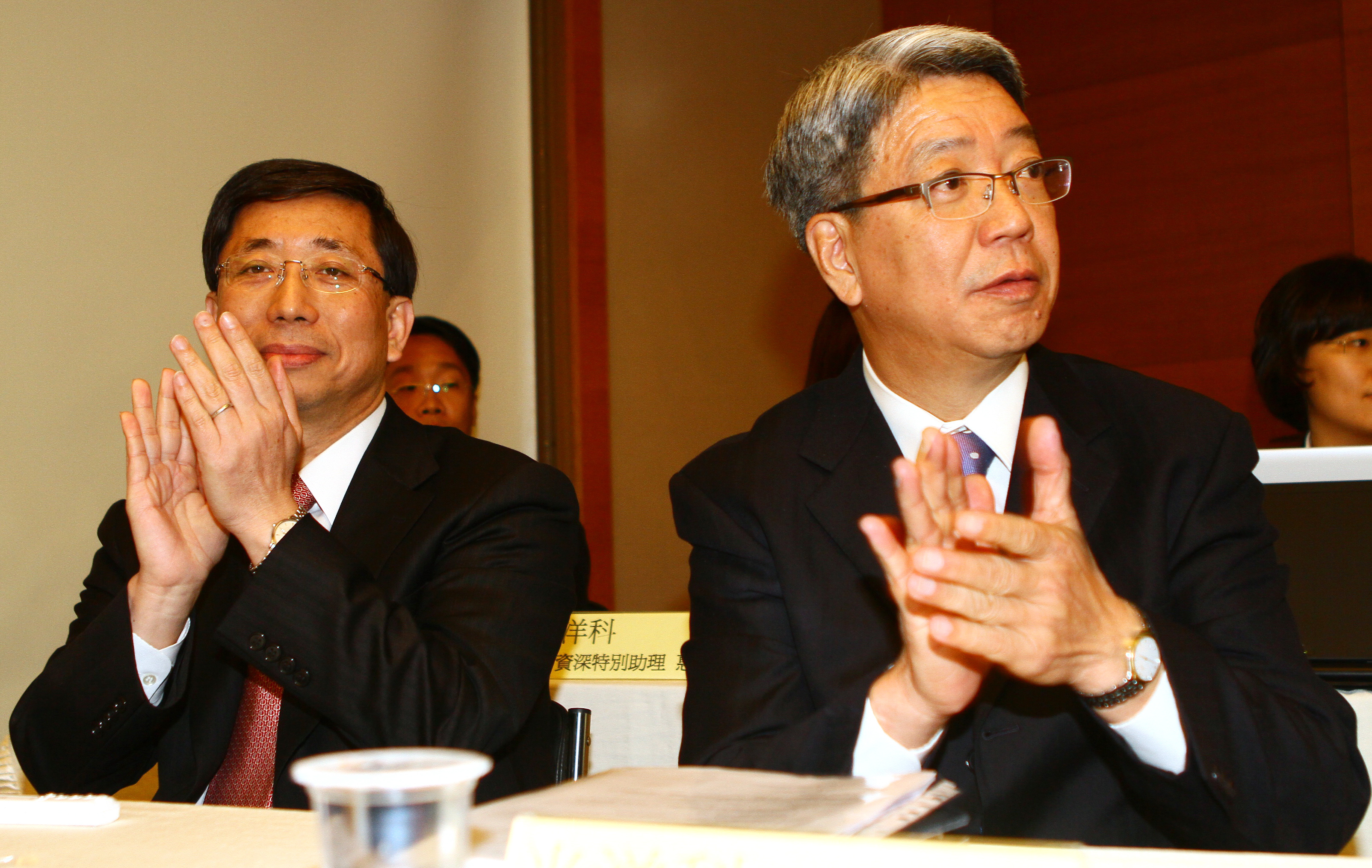 馬堅勇（左）強調自己不戀棧董事長職位，「他們（陳李賀，前排右）是在公司上來的時候，又想回來了。」（聯合知識庫）